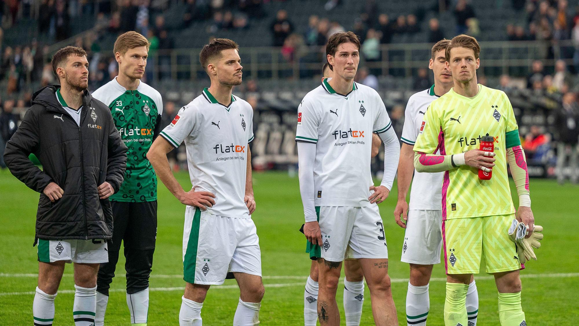 Die Mannschaft stellt sich den Fans nach Abpfiff.