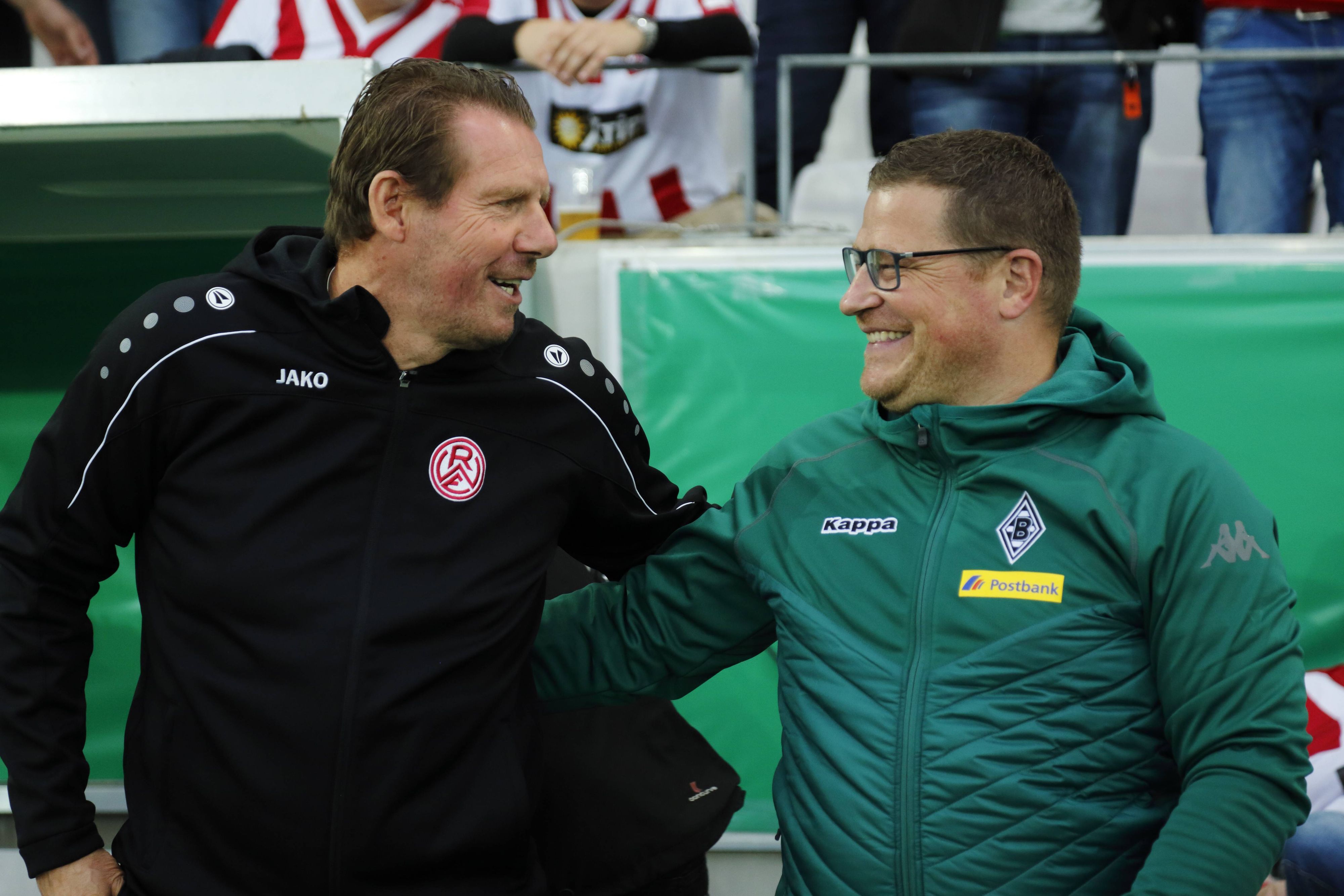 Sven Demandt legt seinen Arm um Max Eberl.