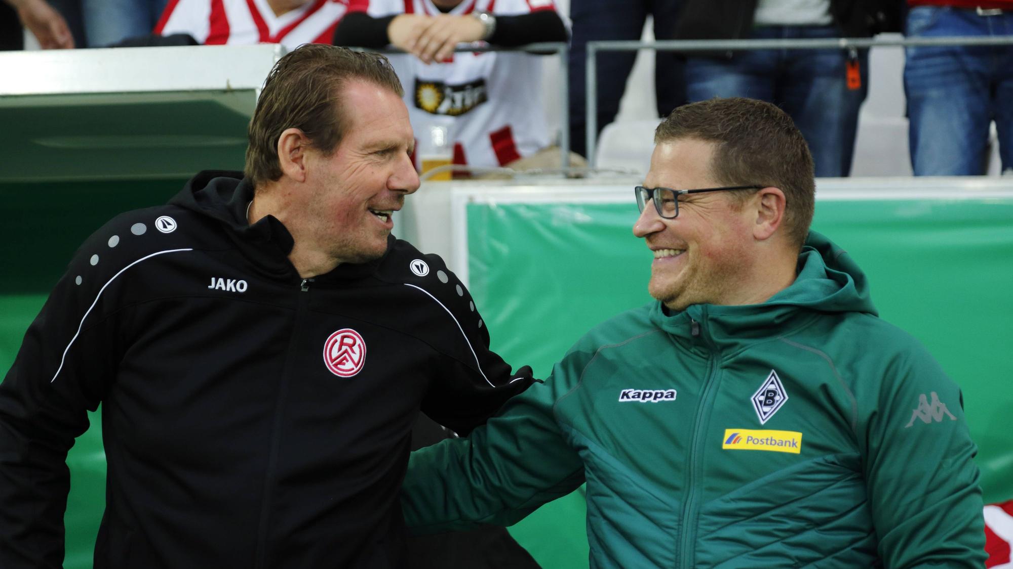 Sven Demandt legt seinen Arm um Max Eberl.
