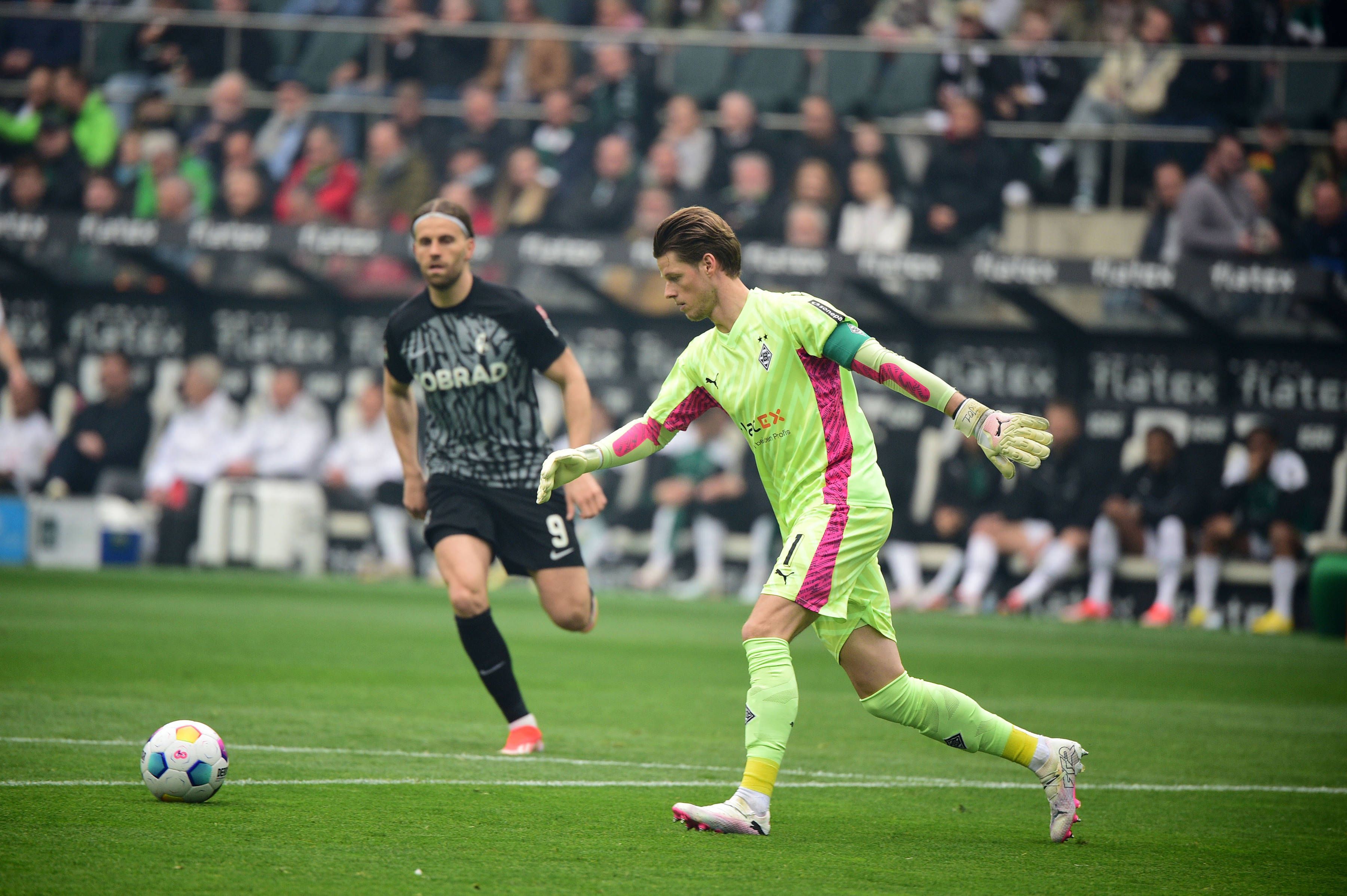 Jonas Omlin am Ball.