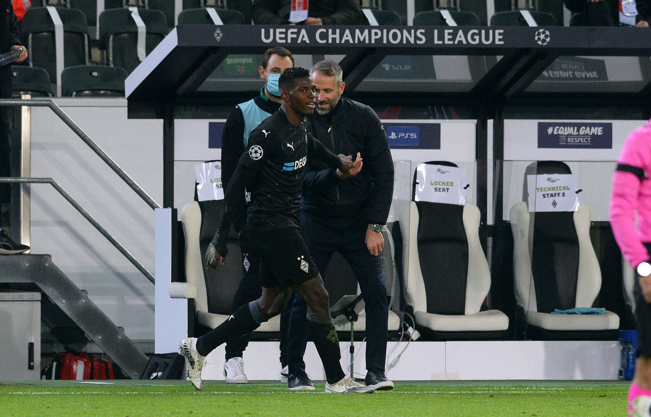 Breel Embolo beim Torjubel mit Marco Rose.