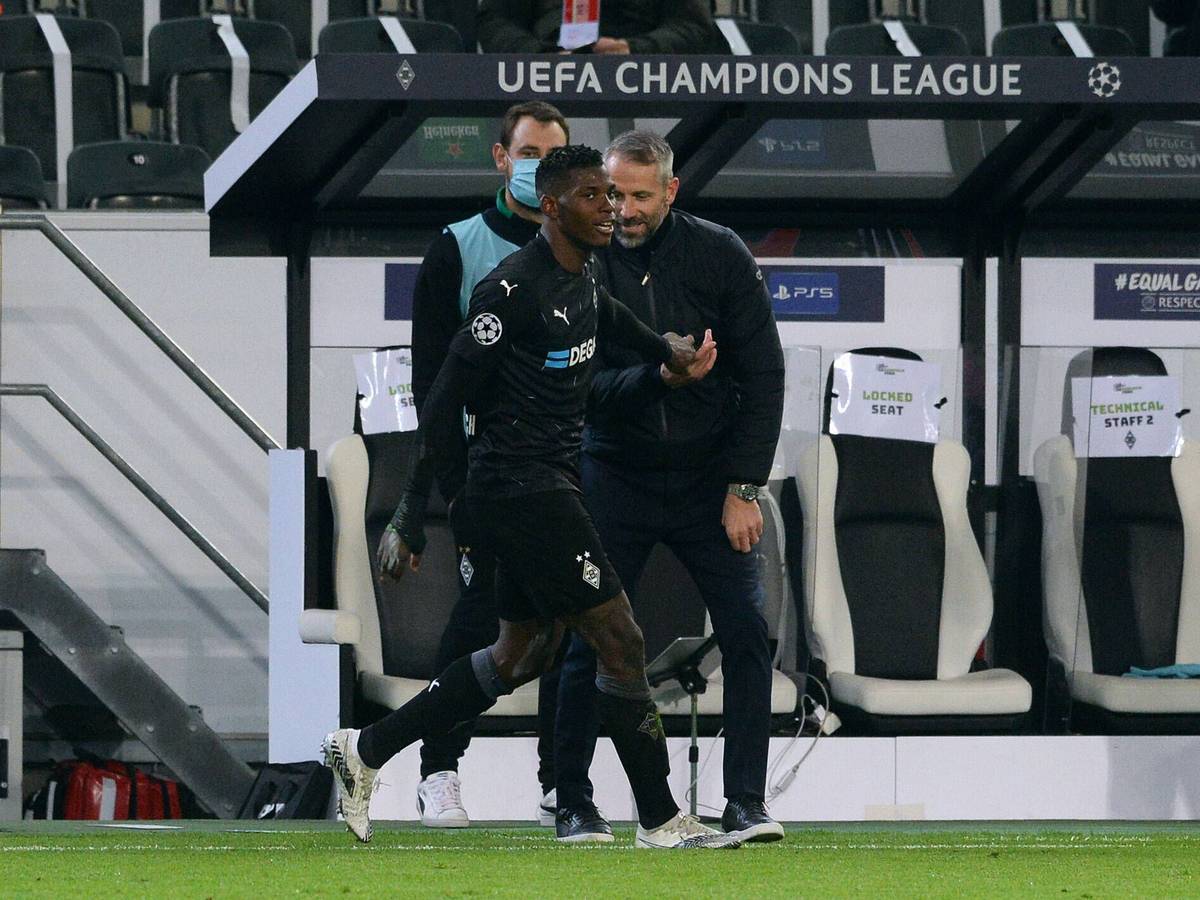 Breel Embolo beim Torjubel mit Marco Rose.