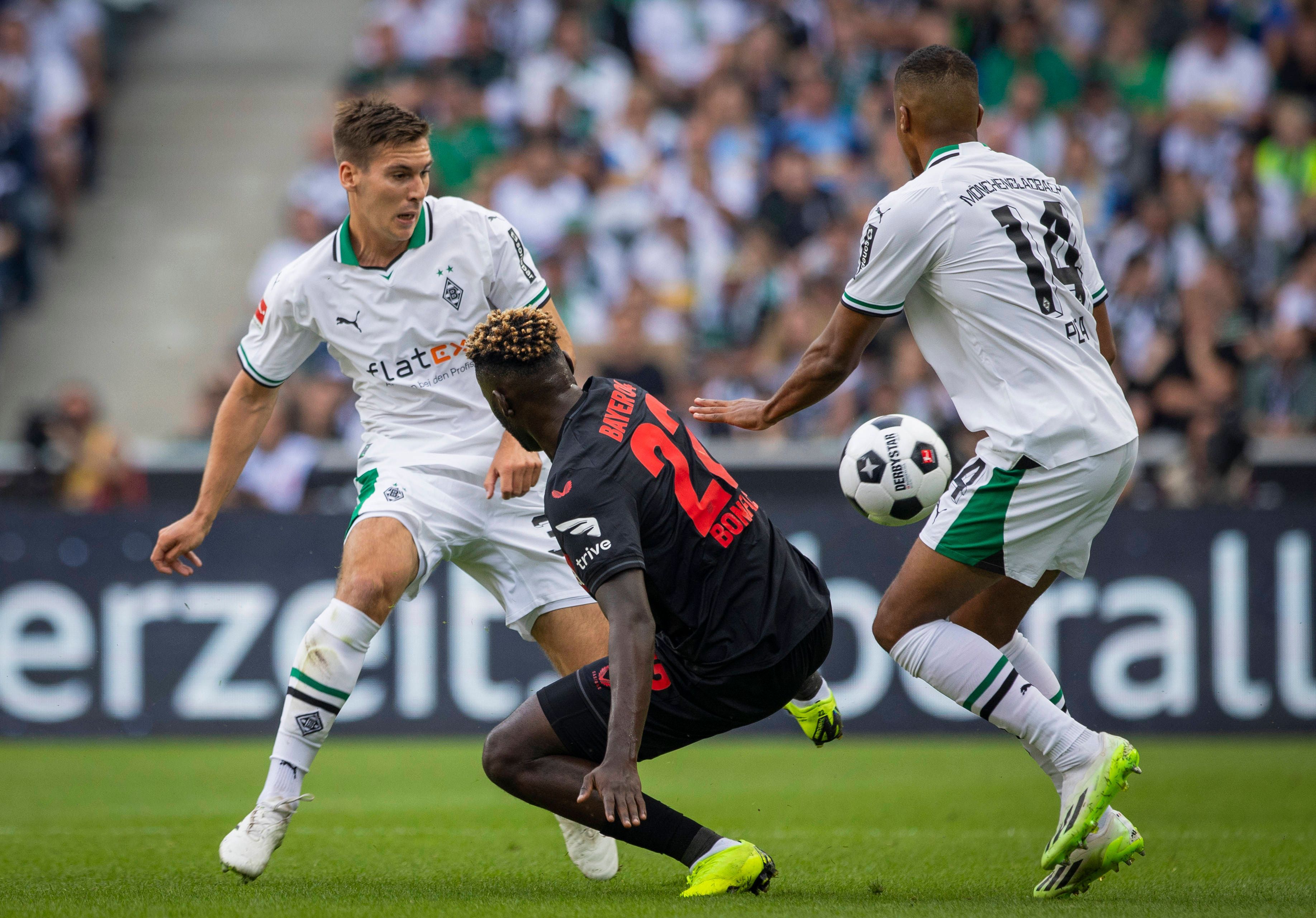 Alassane Plea und Max Wöber wollen sich gegen Victor Boniface behaupten.