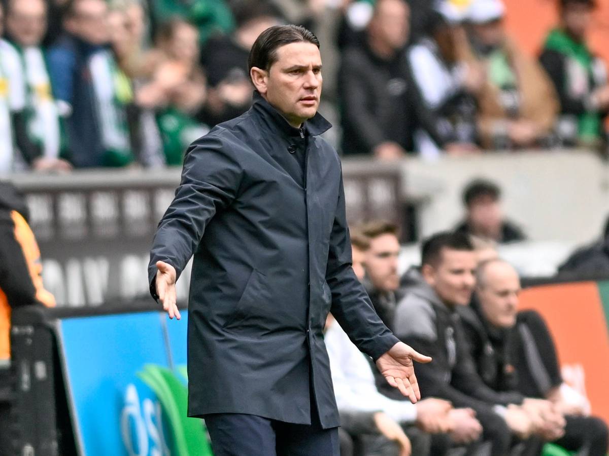 Gerardo Seoane streckt beide Arme zur Seite heraus.