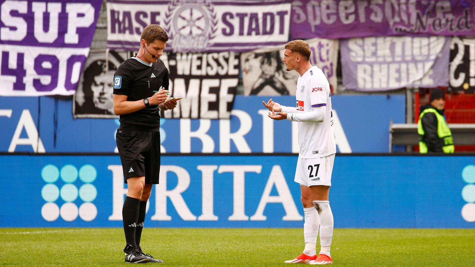 Michael Cuisance mit fragendem Blick nach einem Platzverweis.