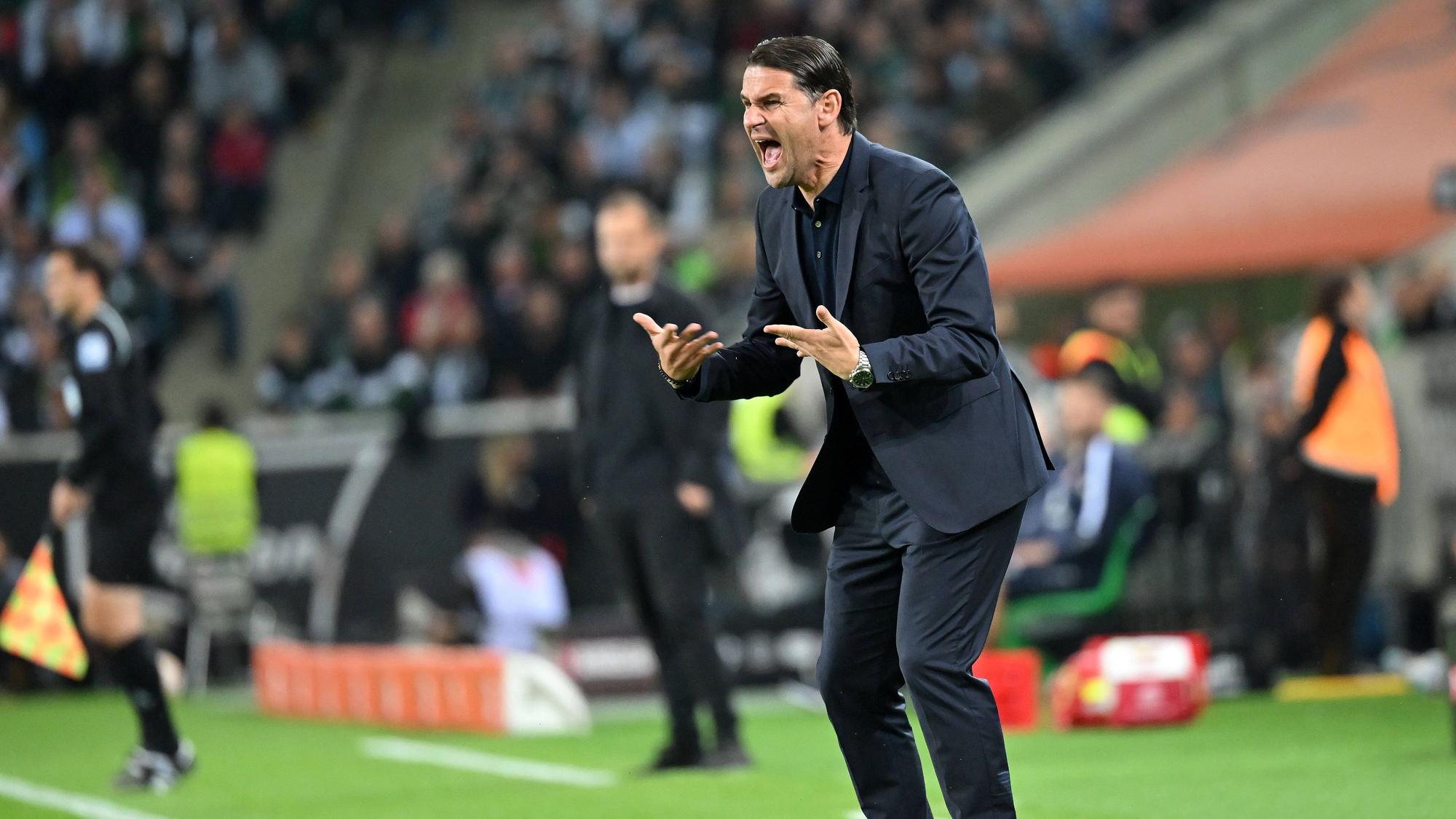 Gerardo Seoane mit energischen Anweisungen am Spielfeldrand.