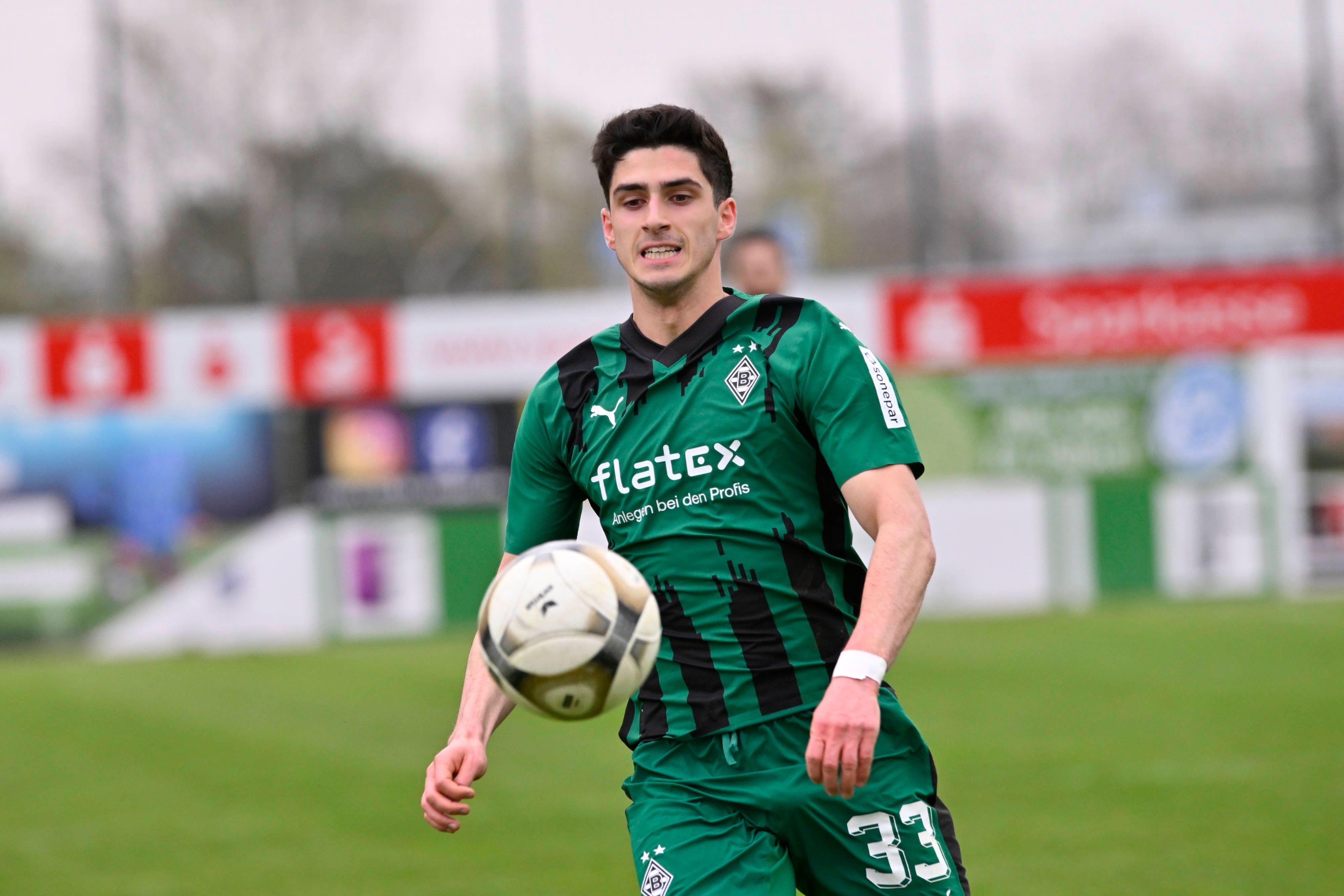 Grant-Leon Ranos schaut auf den Ball.