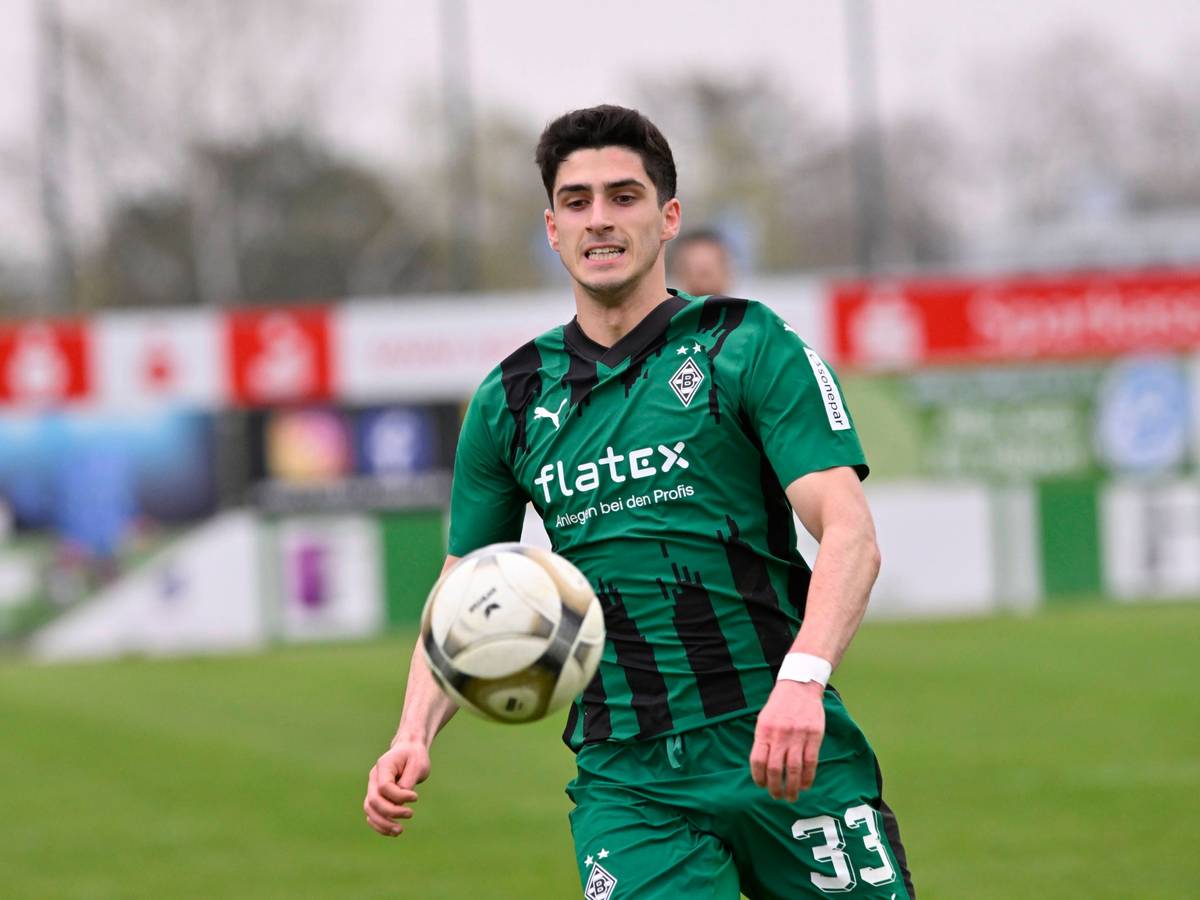 Grant-Leon Ranos schaut auf den Ball.