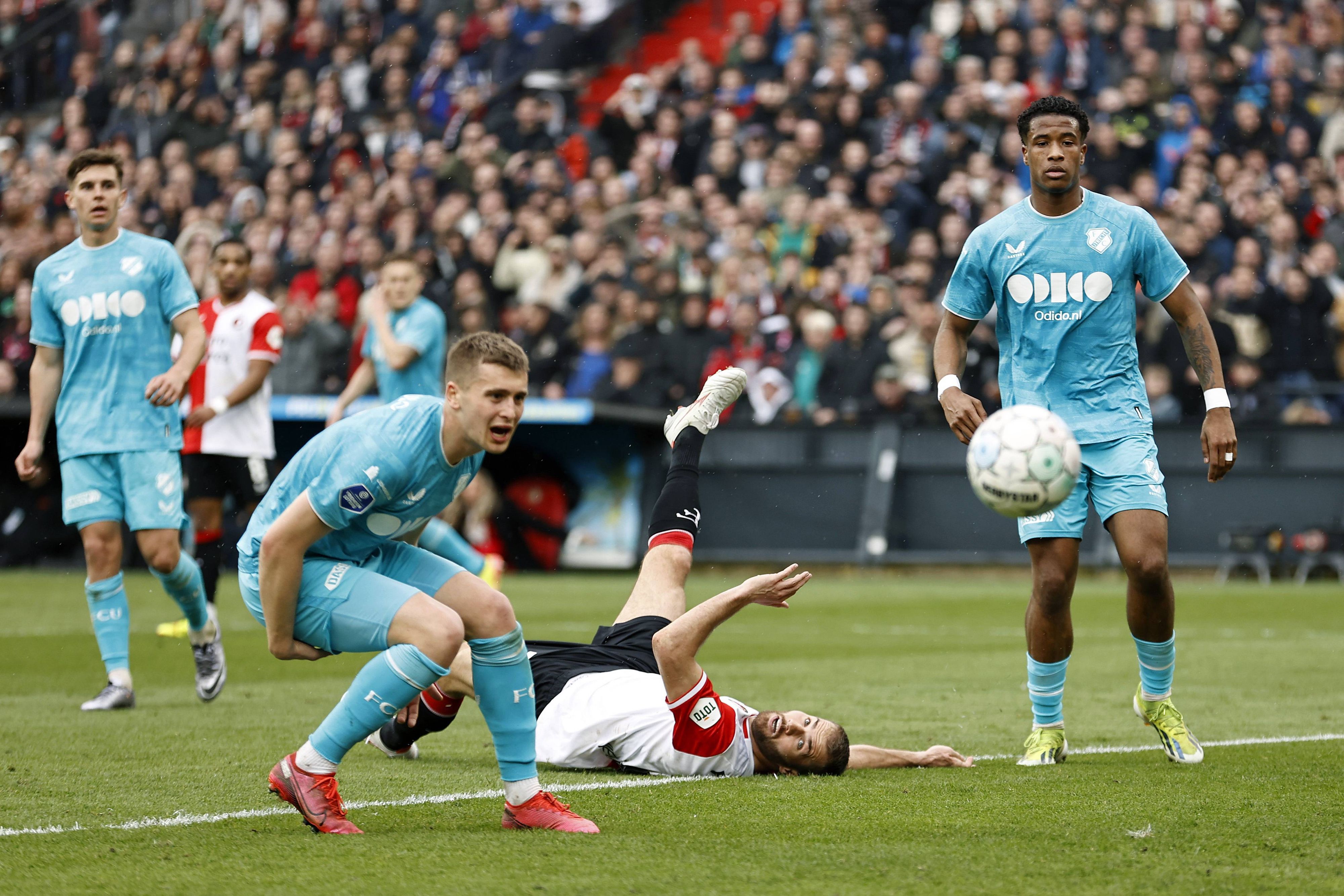 Oscar Fraulo schaut dem Ball hinterher.