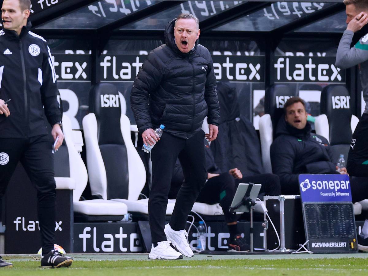 Roland Virkus schreiend vor der Borussia-Bank.