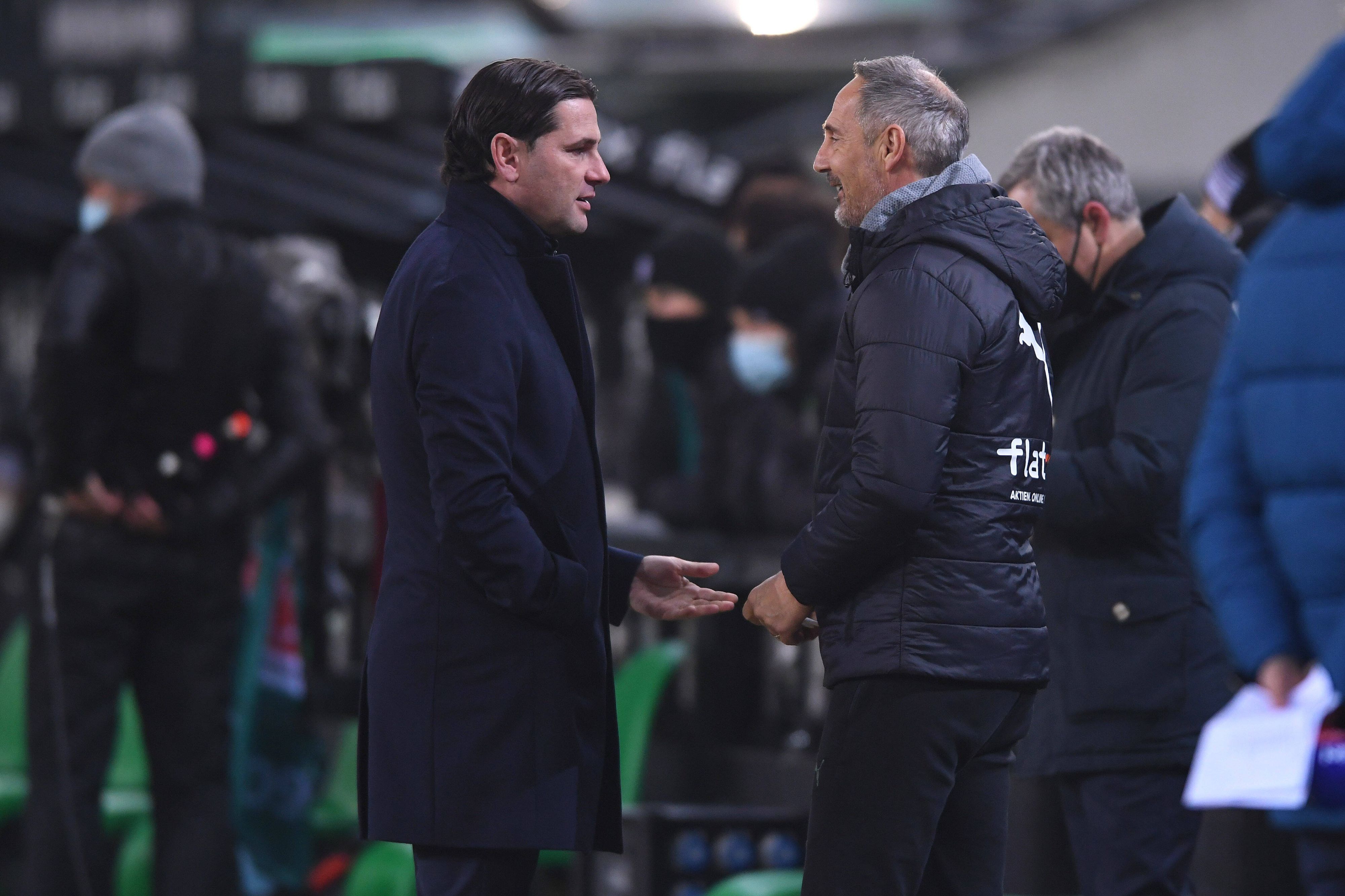 Gerardo Seoane und Adi Hütter unterhalten sich am Spielfeldrand.