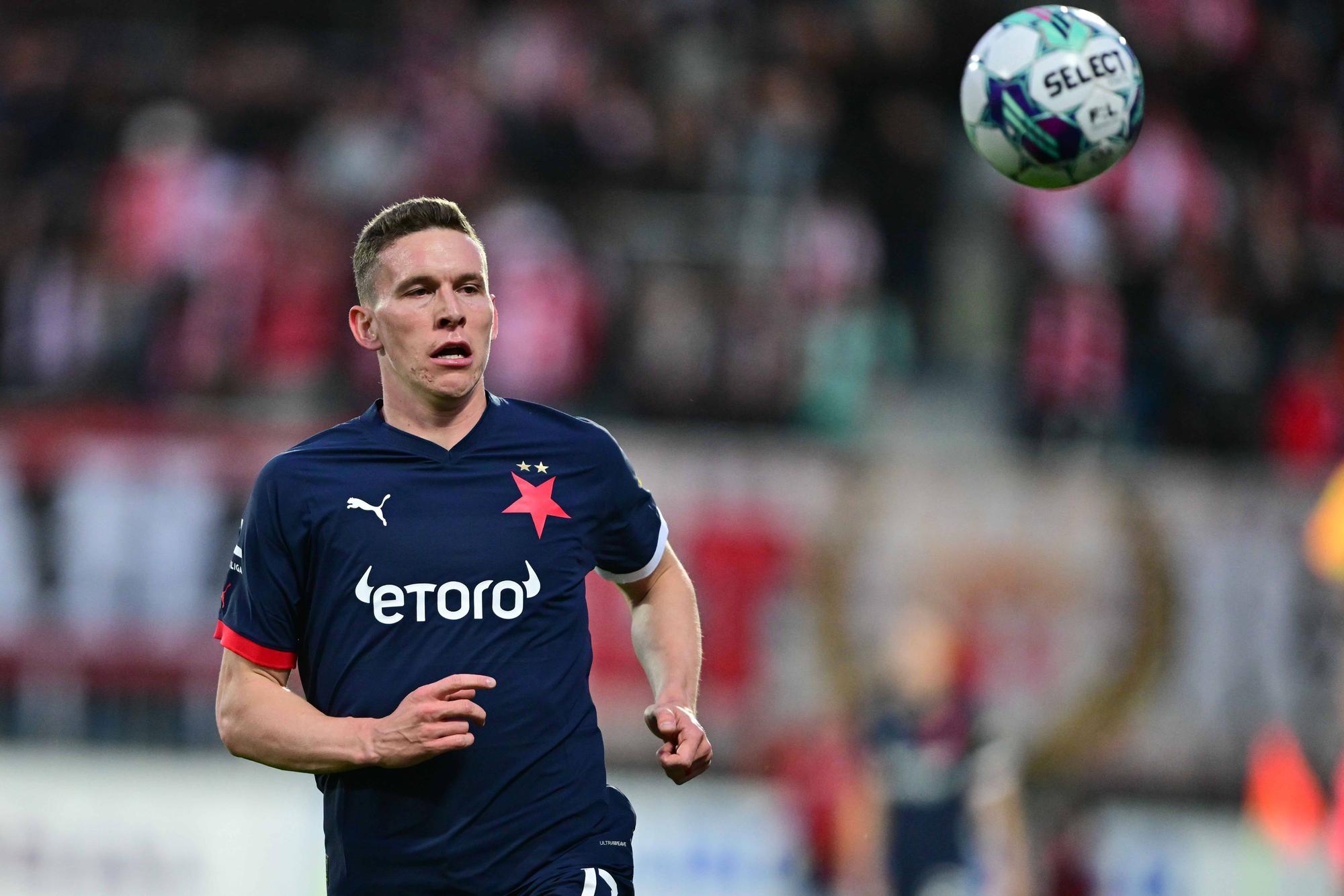 Lukas Provod am Ball für Slavia Prag.