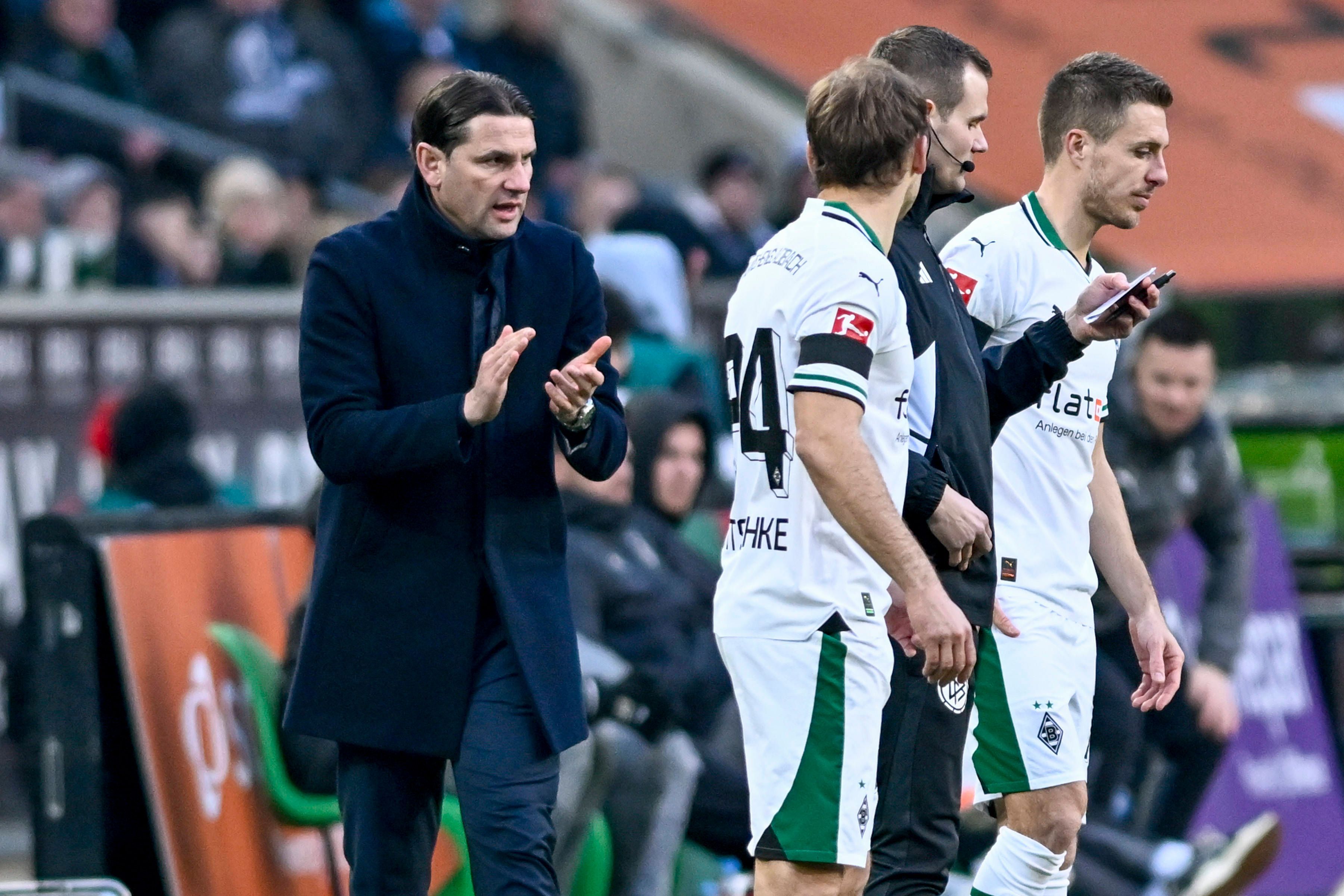 Tony Jantschke und Patrick Herrmann stehen zur Einwechslung bereit, Gerardo Seoane klatscht.