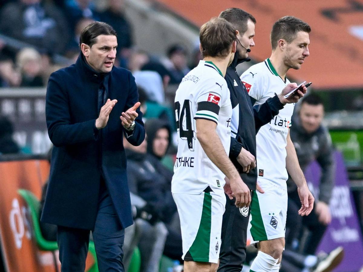 Tony Jantschke und Patrick Herrmann stehen zur Einwechslung bereit, Gerardo Seoane klatscht.