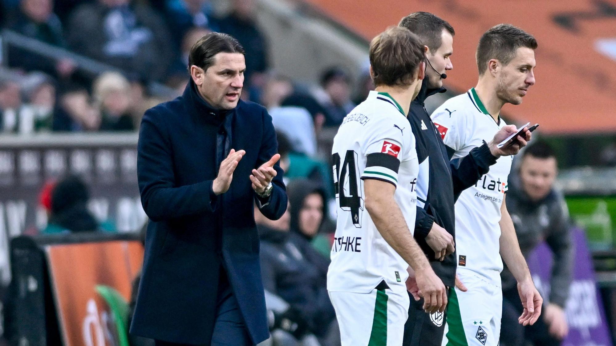 Tony Jantschke und Patrick Herrmann stehen zur Einwechslung bereit, Gerardo Seoane klatscht.