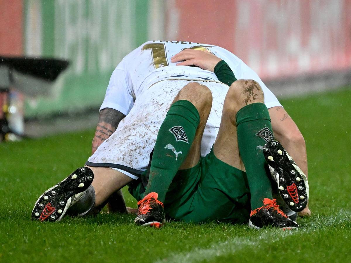 Bjarne Thoelke liegt auf Flo Neuhaus.