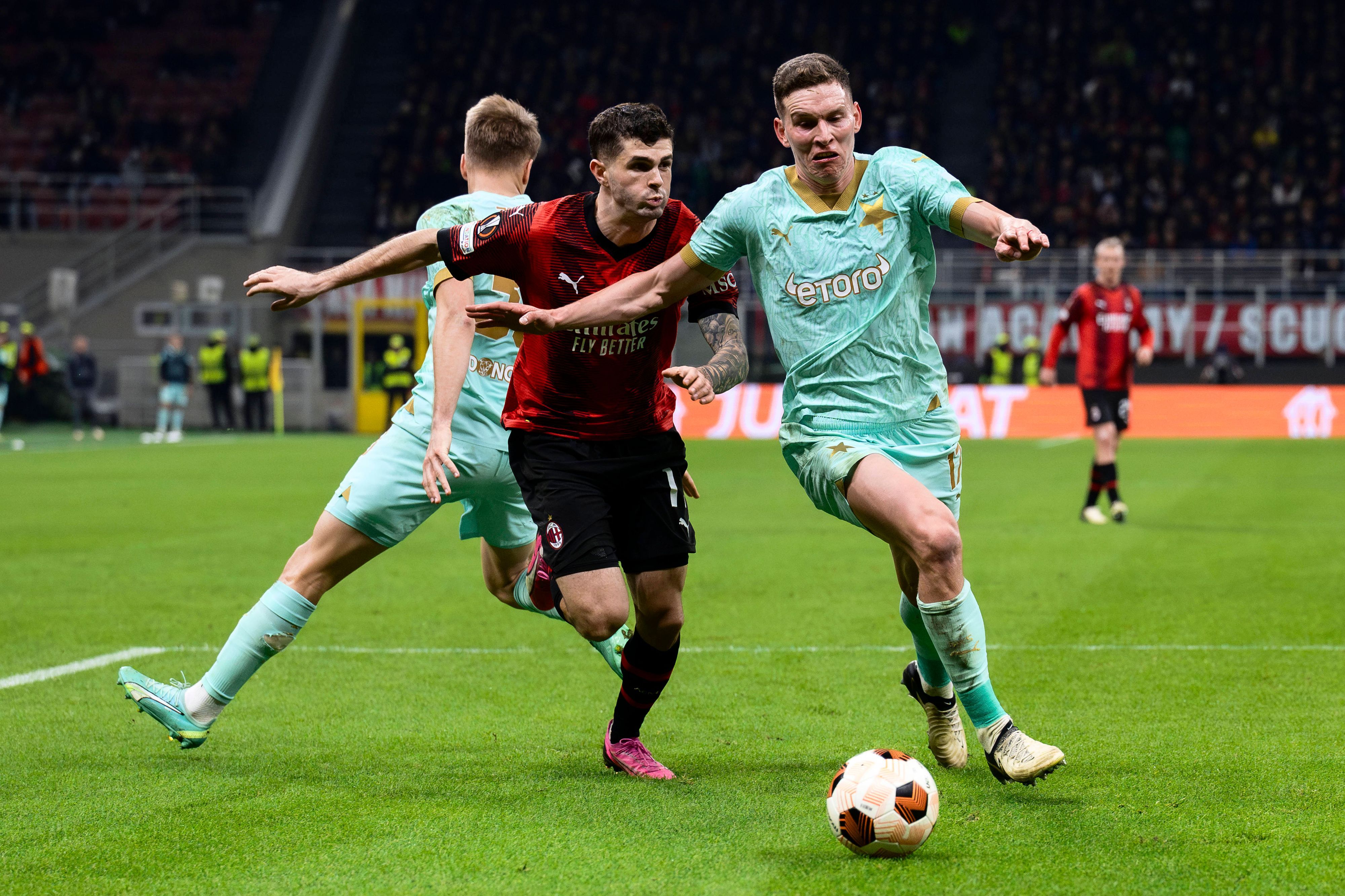 Christian Pulisic und Lukas Provod kämpfen um den Ball.