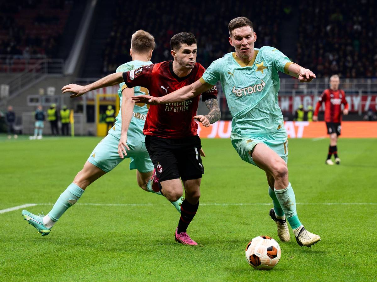 Christian Pulisic und Lukas Provod kämpfen um den Ball.
