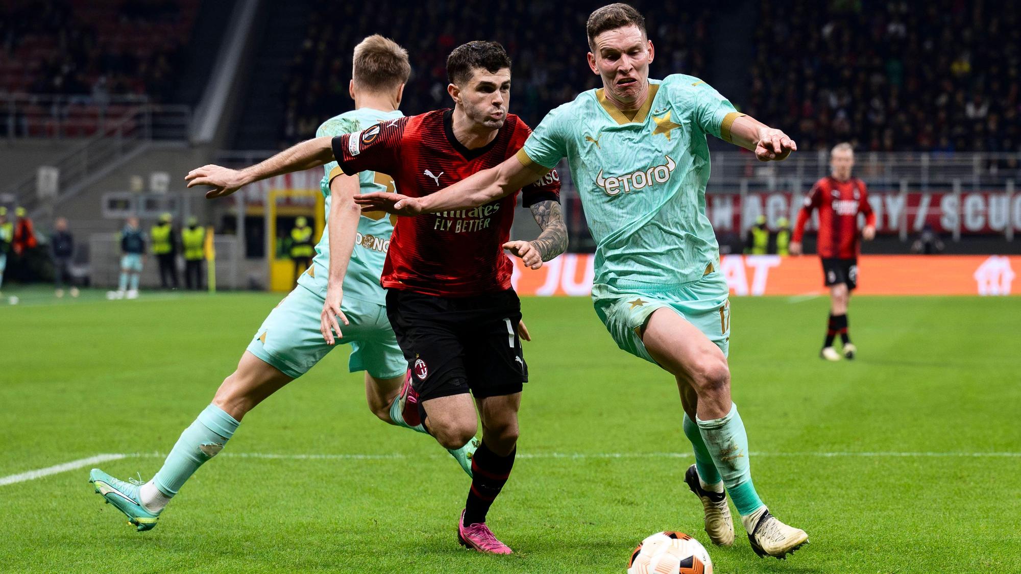 Christian Pulisic und Lukas Provod kämpfen um den Ball.