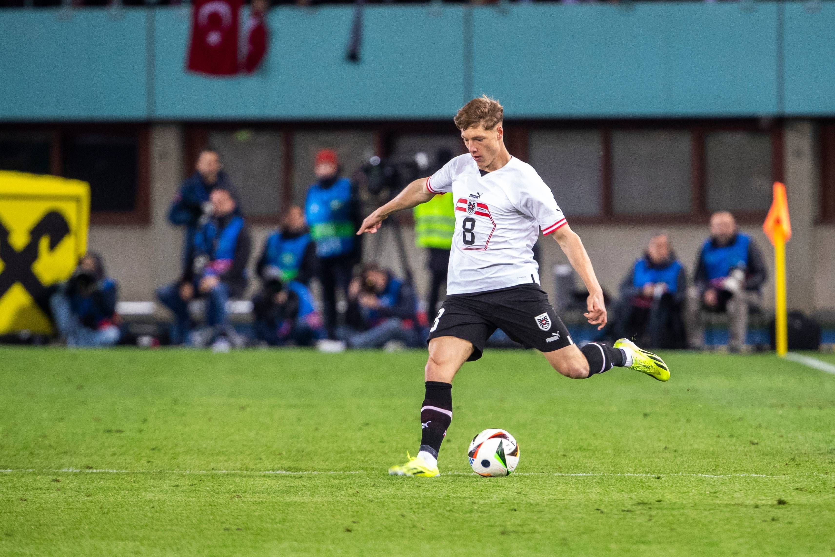 Alexander Prass schlägt eine Flanke im Trikot der Nationalmannschaft.