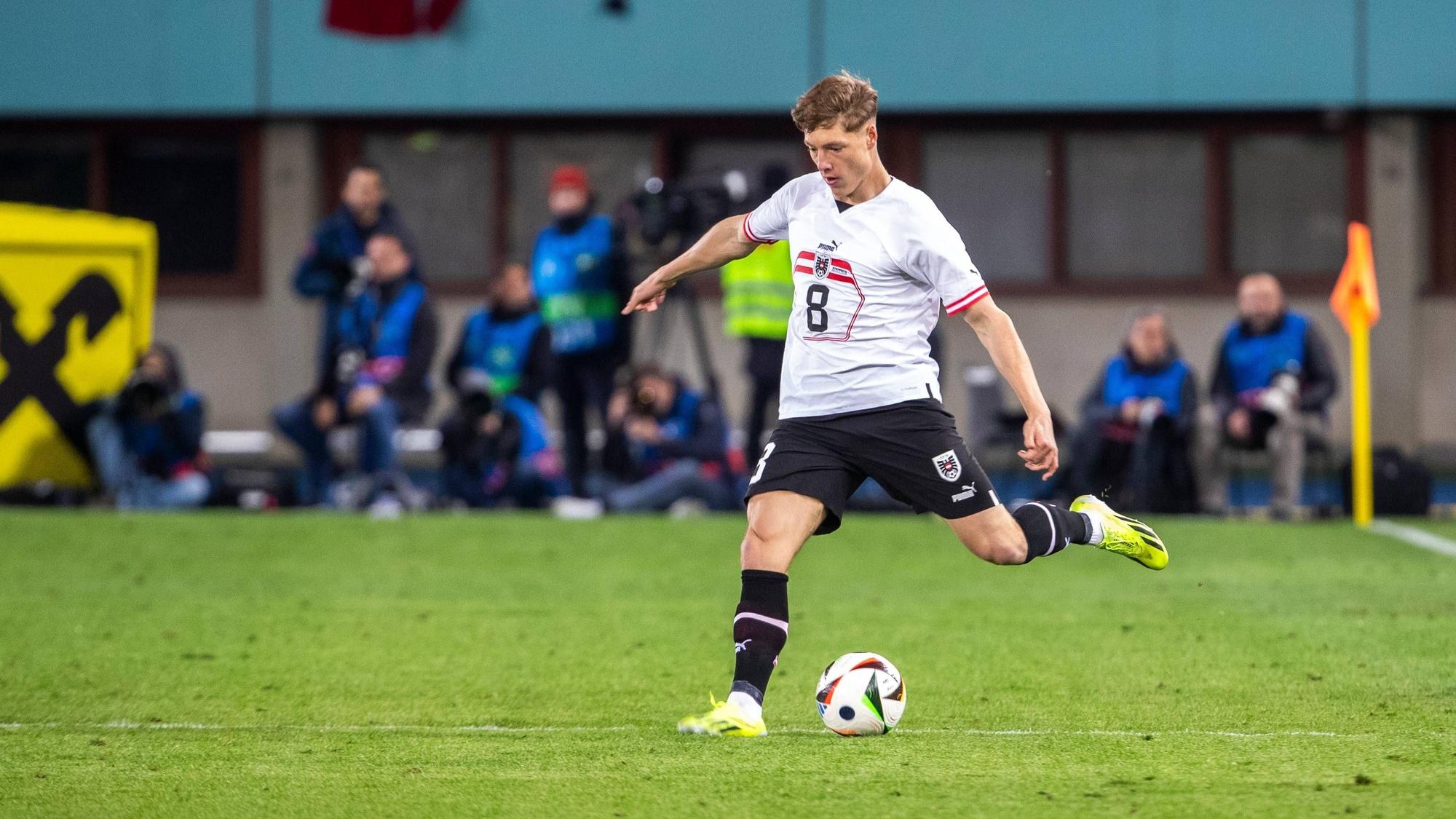 Alexander Prass schlägt eine Flanke im Trikot der Nationalmannschaft.