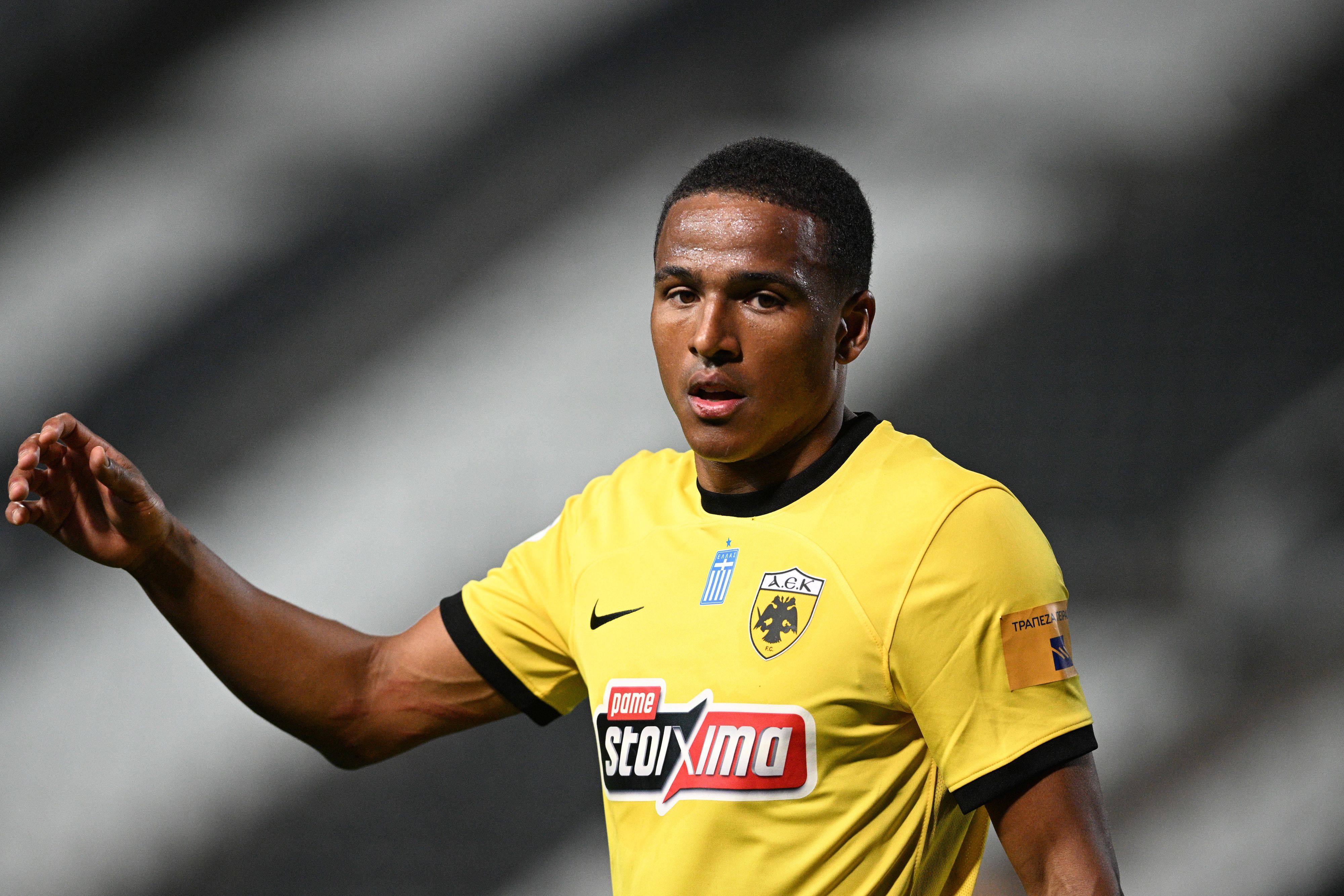 Niclas Eliasson im gelben Trikot von AEK Athen.