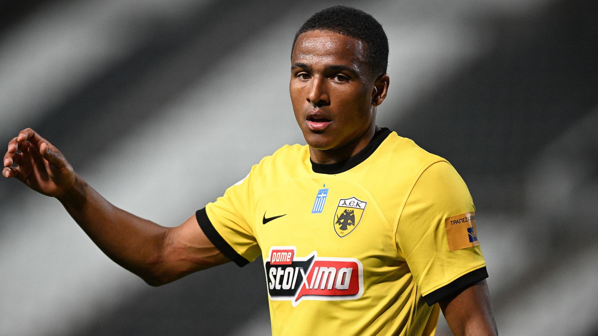 Niclas Eliasson im gelben Trikot von AEK Athen.