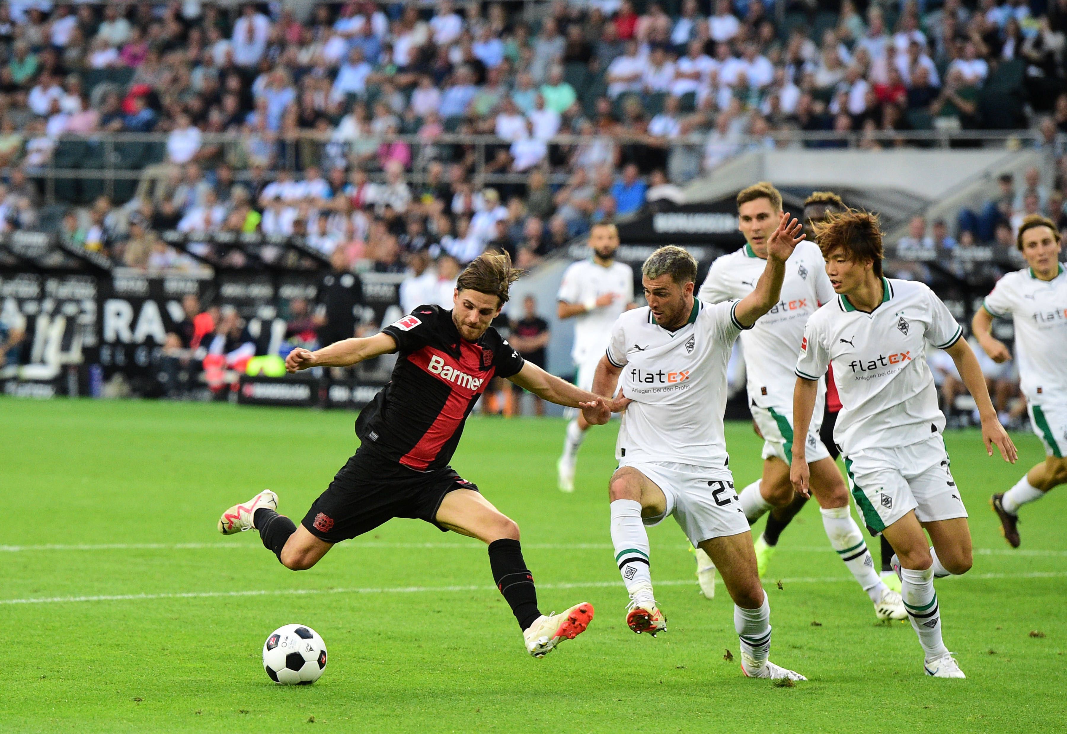 Joe Scally und Ko Itakura versuchen, Jonas Hofmann zu stören.