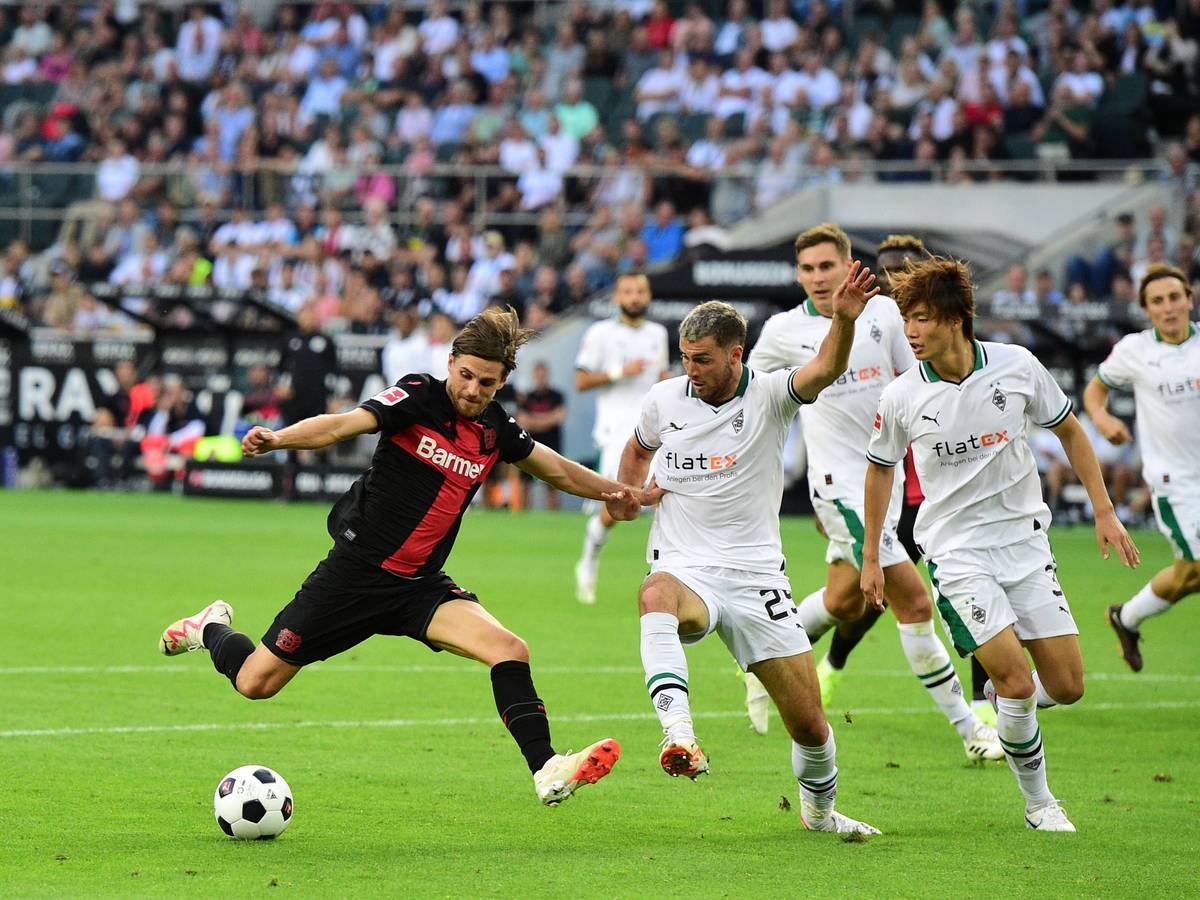 Joe Scally und Ko Itakura versuchen, Jonas Hofmann zu stören.
