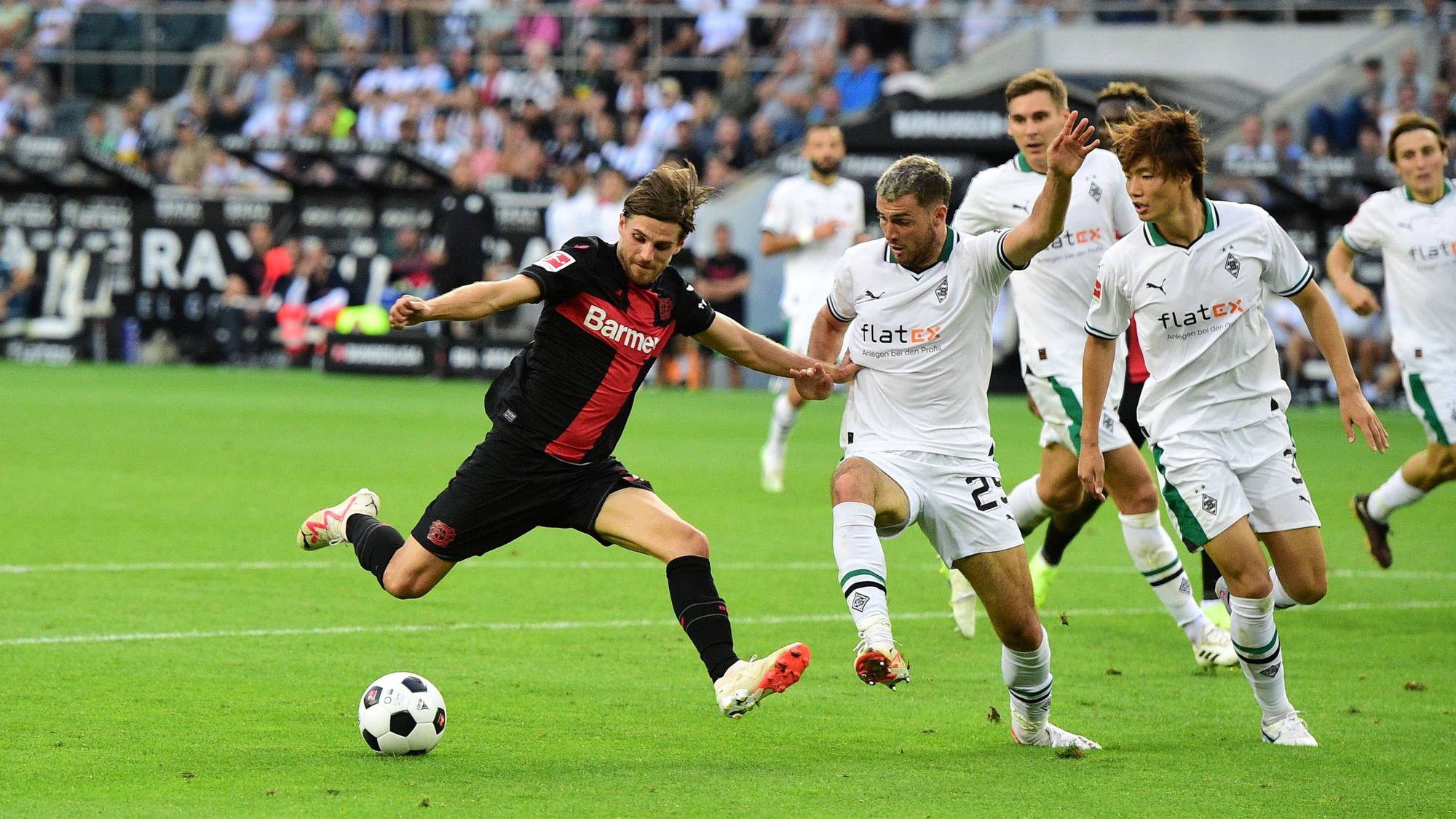 Joe Scally und Ko Itakura versuchen, Jonas Hofmann zu stören.