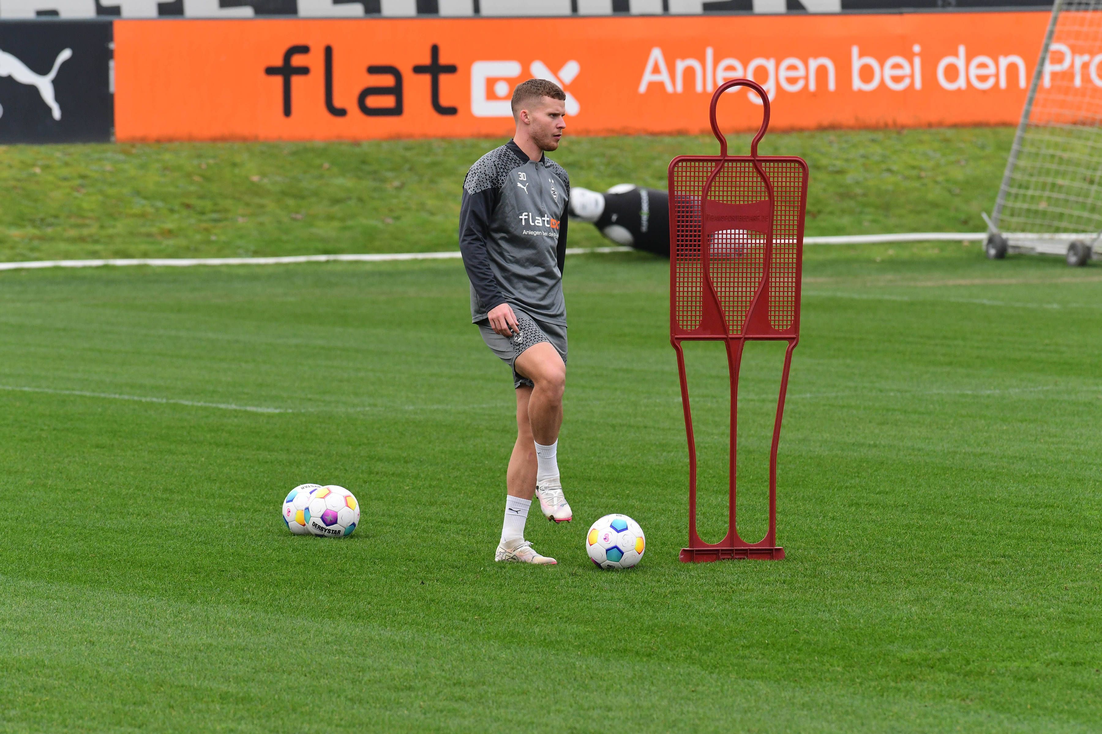 Nico Elvedi hebt ein Bein im Training.