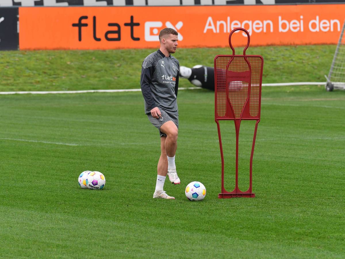 Nico Elvedi hebt ein Bein im Training.