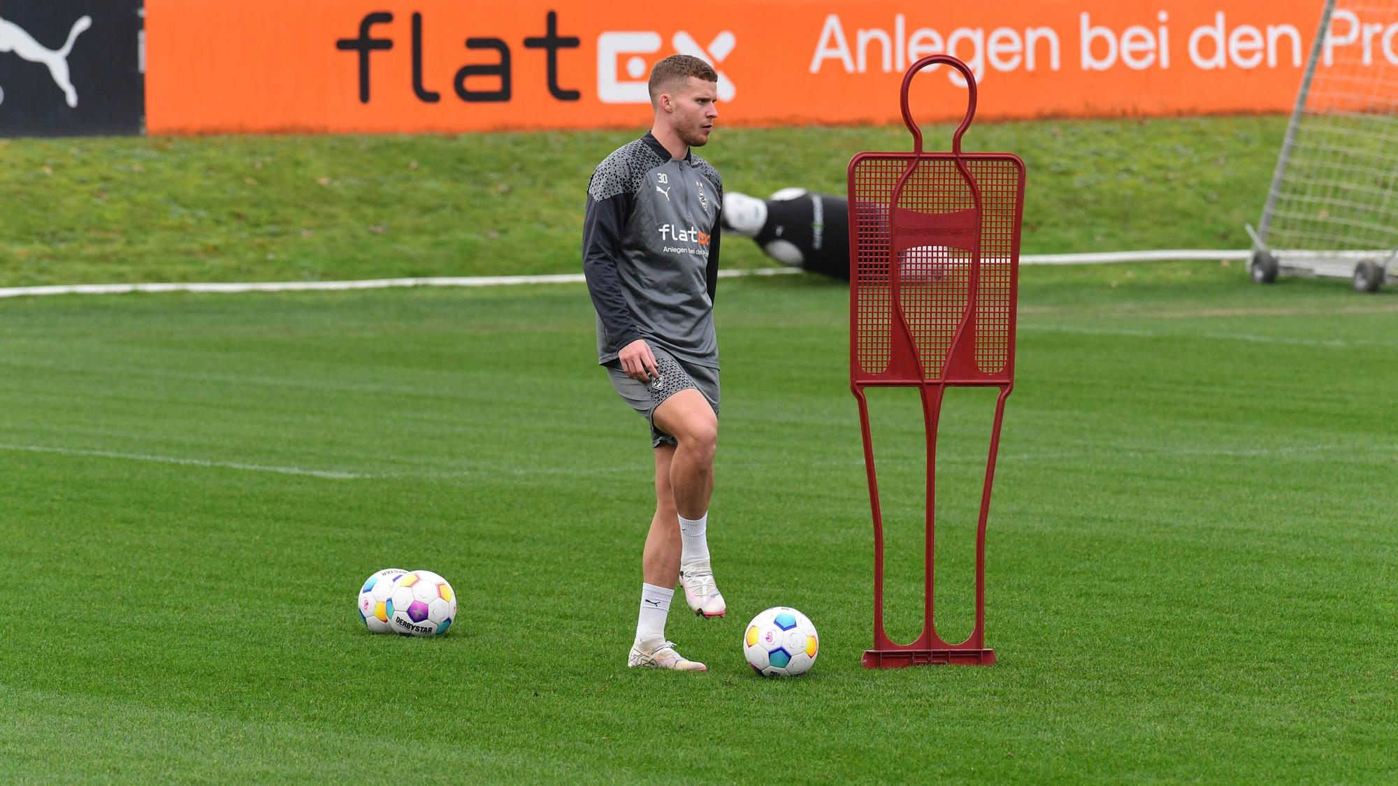Nico Elvedi hebt ein Bein im Training.