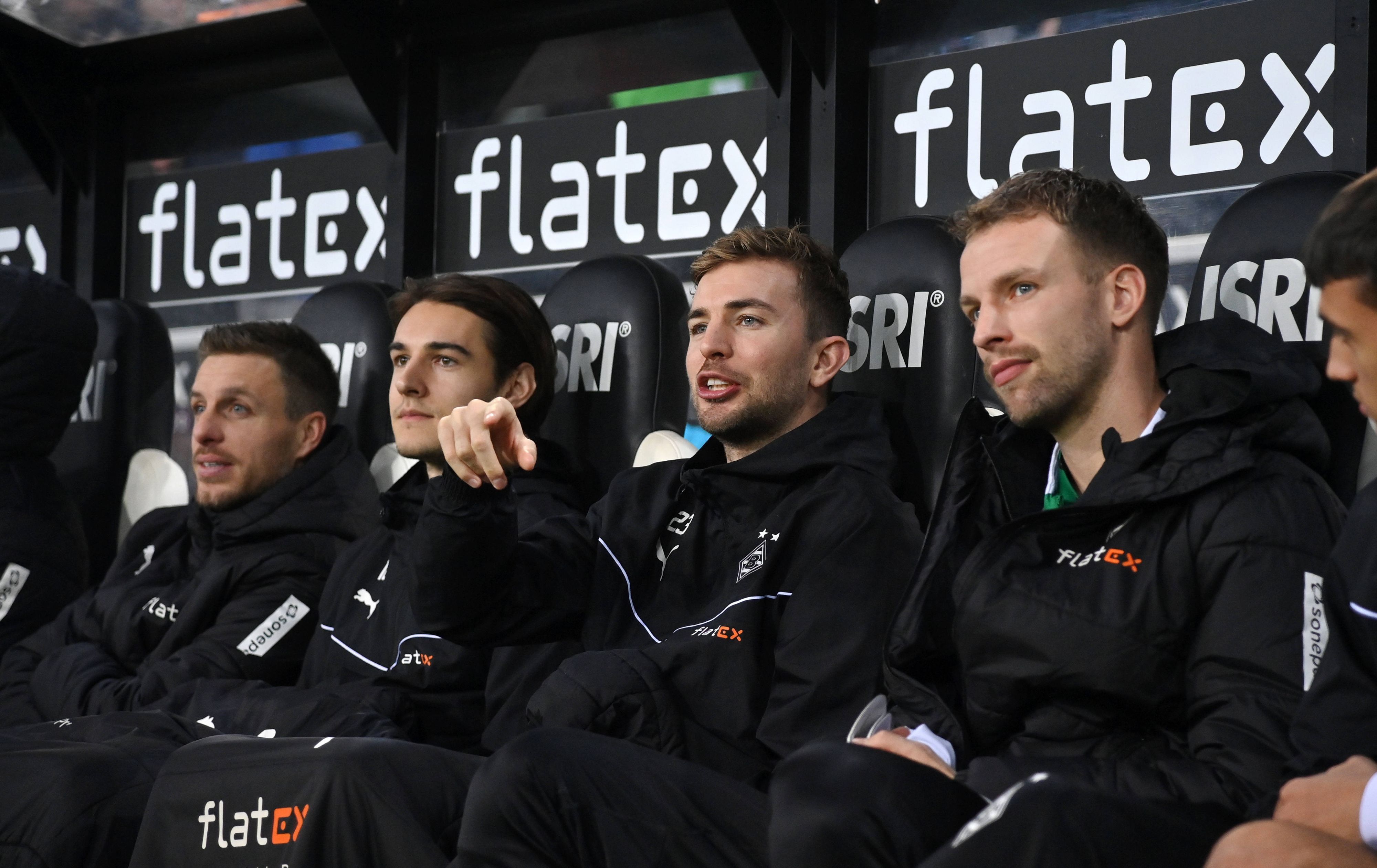 Patrick Herrmann, Florian Neuhaus, Christoph Kramer und Marvin Friedrich sitzen auf der Auswechselbank.
