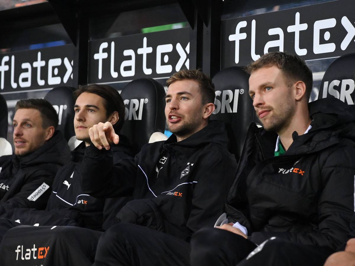 Patrick Herrmann, Florian Neuhaus, Christoph Kramer und Marvin Friedrich sitzen auf der Auswechselbank.