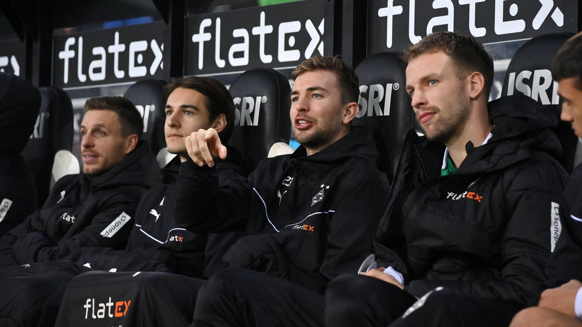 Patrick Herrmann, Florian Neuhaus, Christoph Kramer und Marvin Friedrich sitzen auf der Auswechselbank.