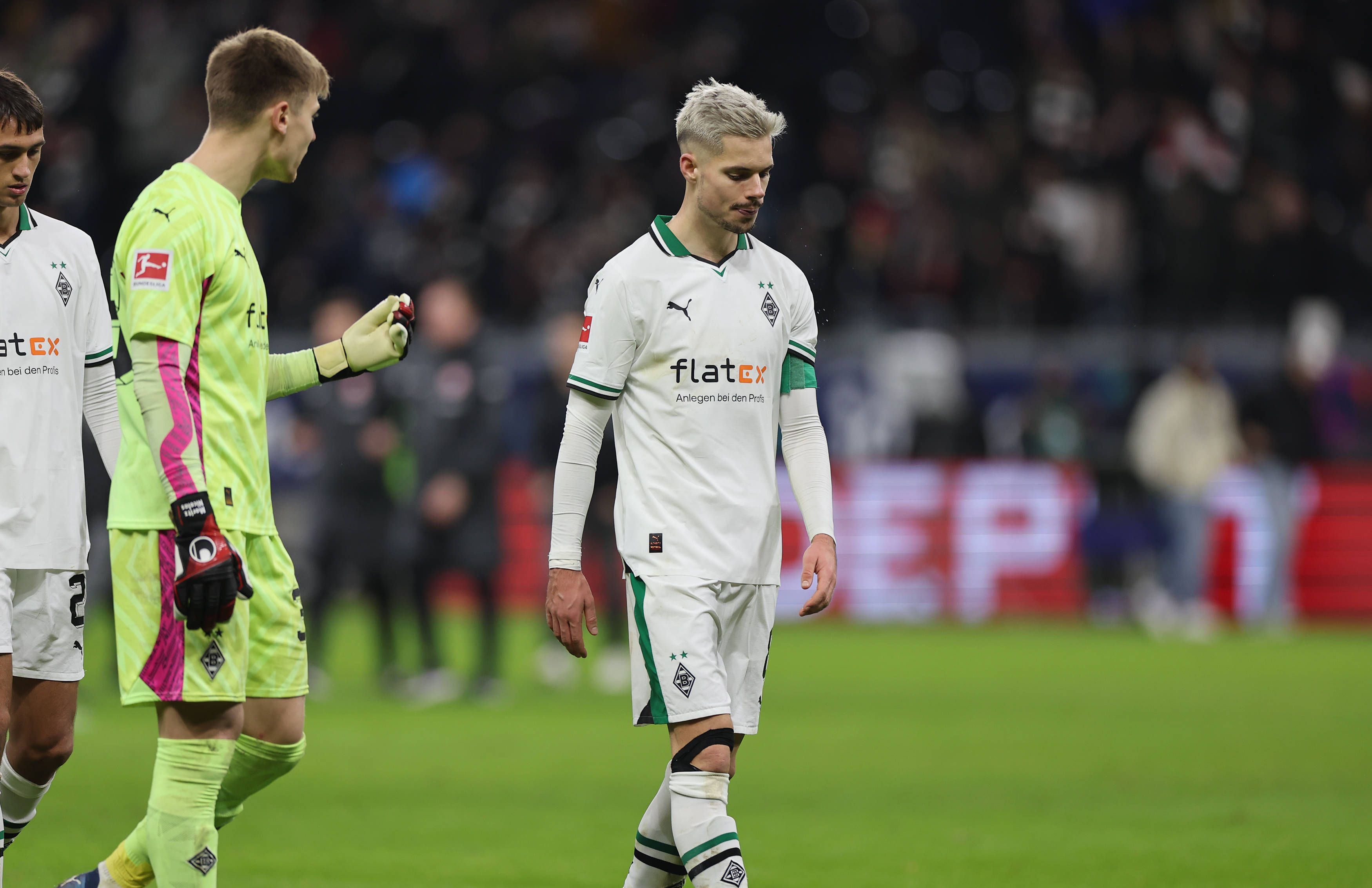 Julian Weigl schaut enttäuscht auf den Boden.