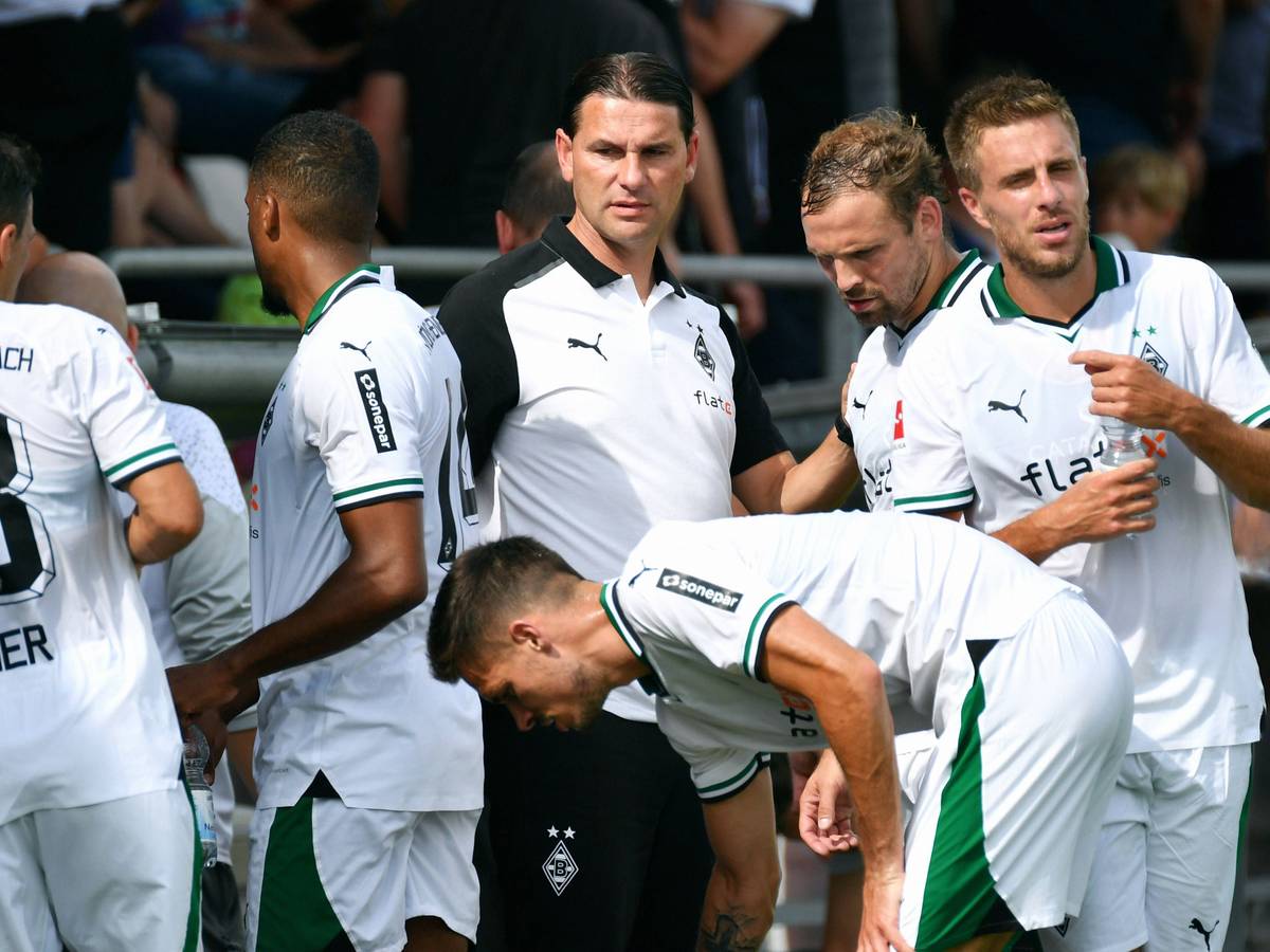 Gerardo Seoane gibt Führungsspielern Anweisungen.
