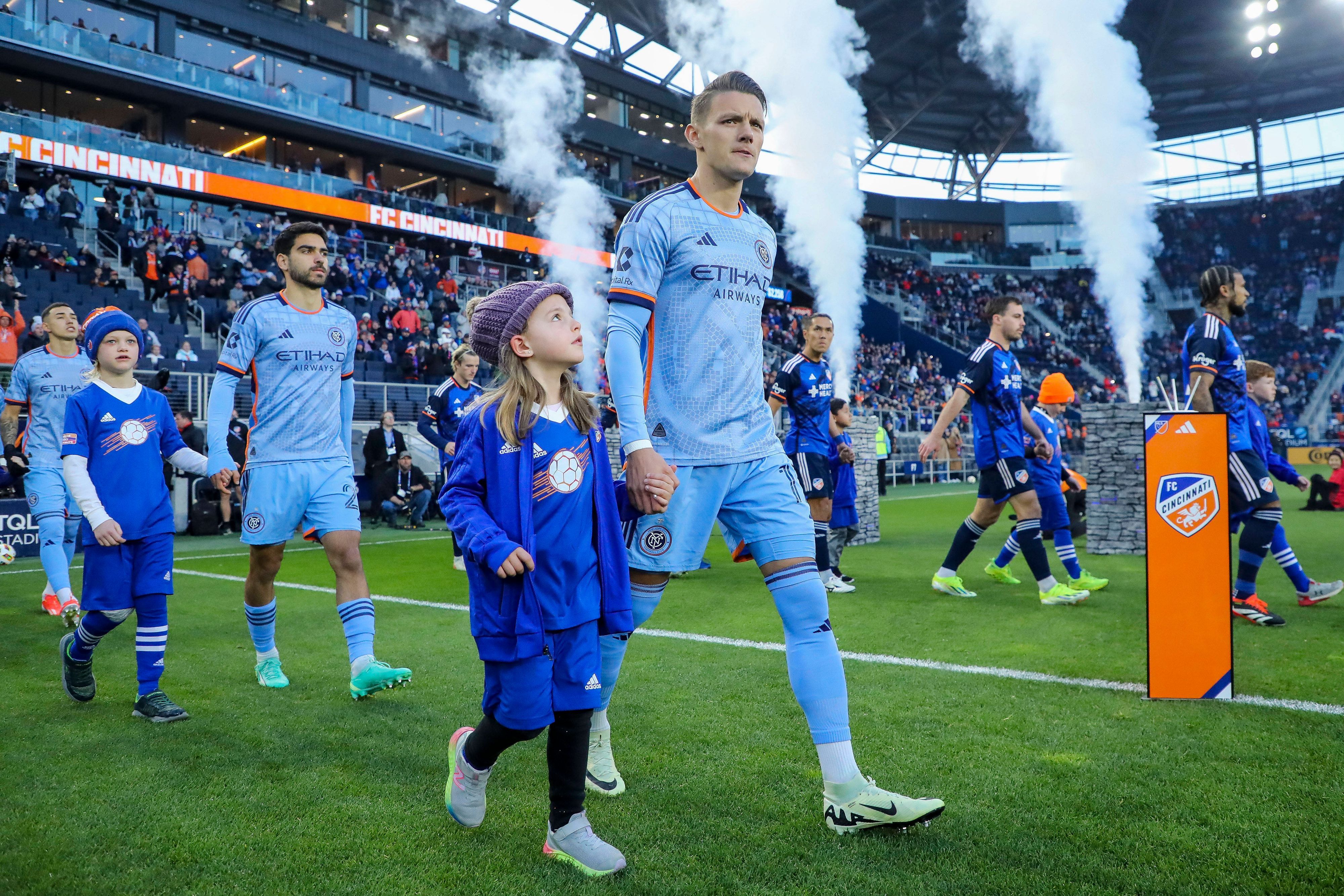 Hannes Wolf vor einem MLS-Spiel mit Einlaufkind.