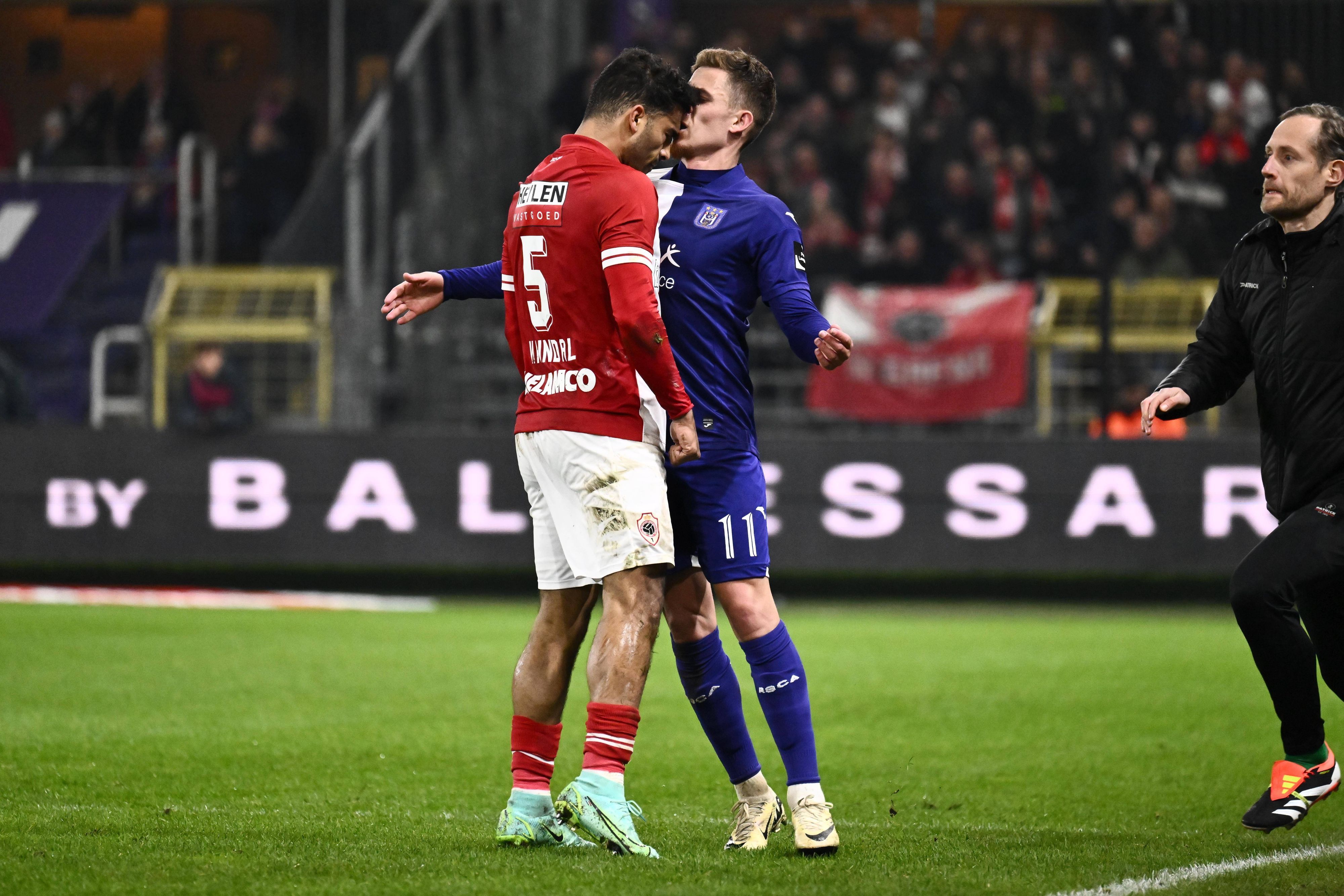 Tête-à-Tête zwischen Owen Wijndal und Thorgan Hazard.