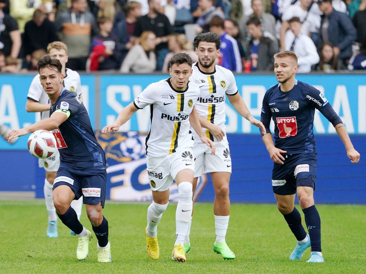 Fabian Rieder und Ardon Jashari kämpfen um den Ball.