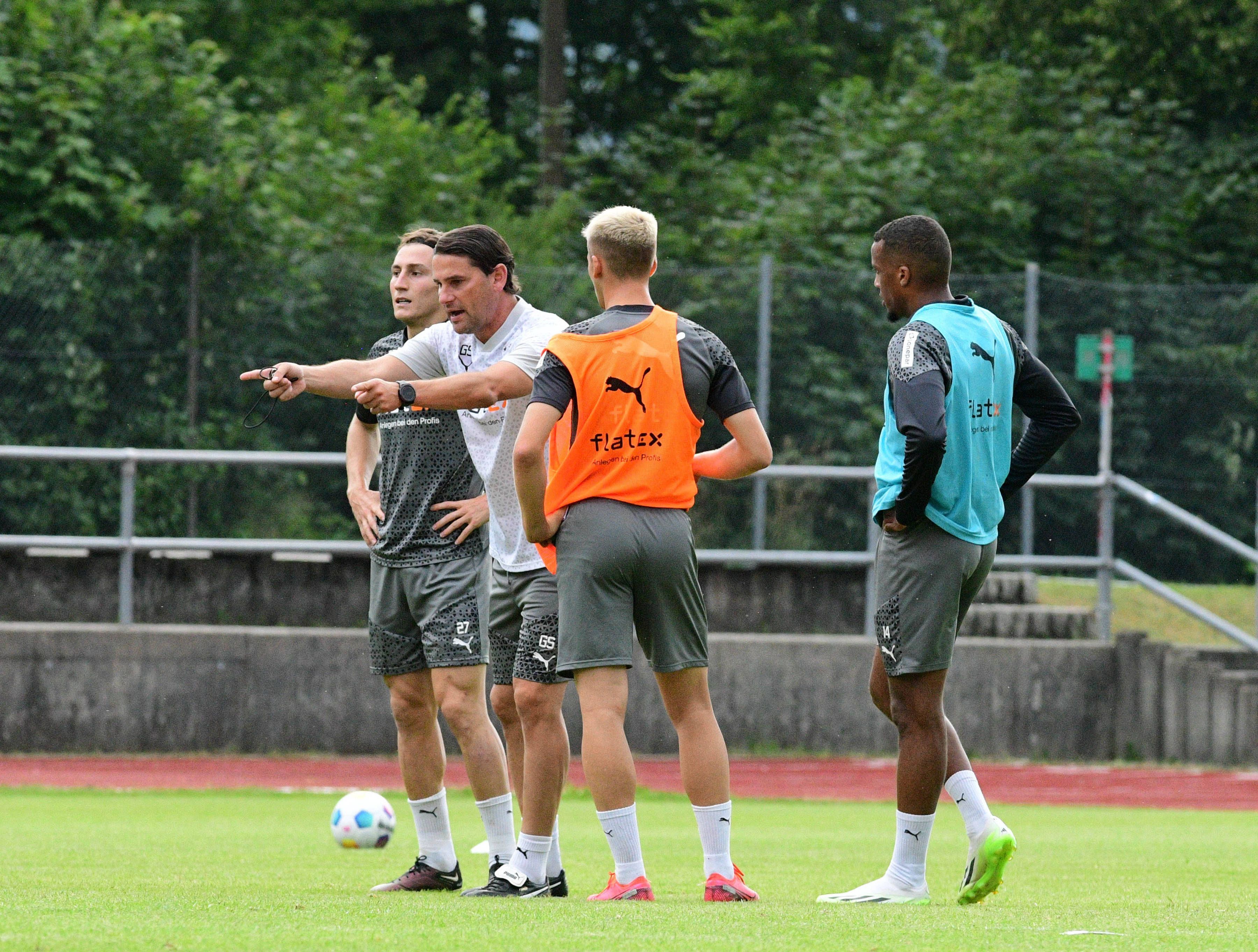 Gerardo Seoane gibt Rocco Reitz, Oscar Fraulo und Alassane Plea Anweisungen.