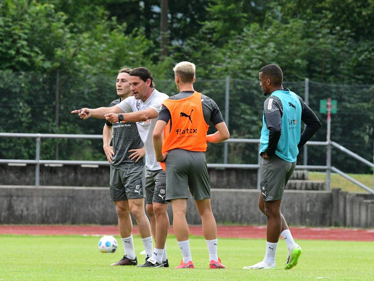 Gerardo Seoane gibt Rocco Reitz, Oscar Fraulo und Alassane Plea Anweisungen.