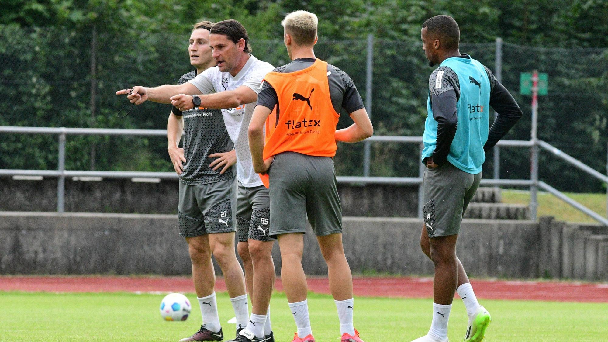 Gerardo Seoane gibt Rocco Reitz, Oscar Fraulo und Alassane Plea Anweisungen.