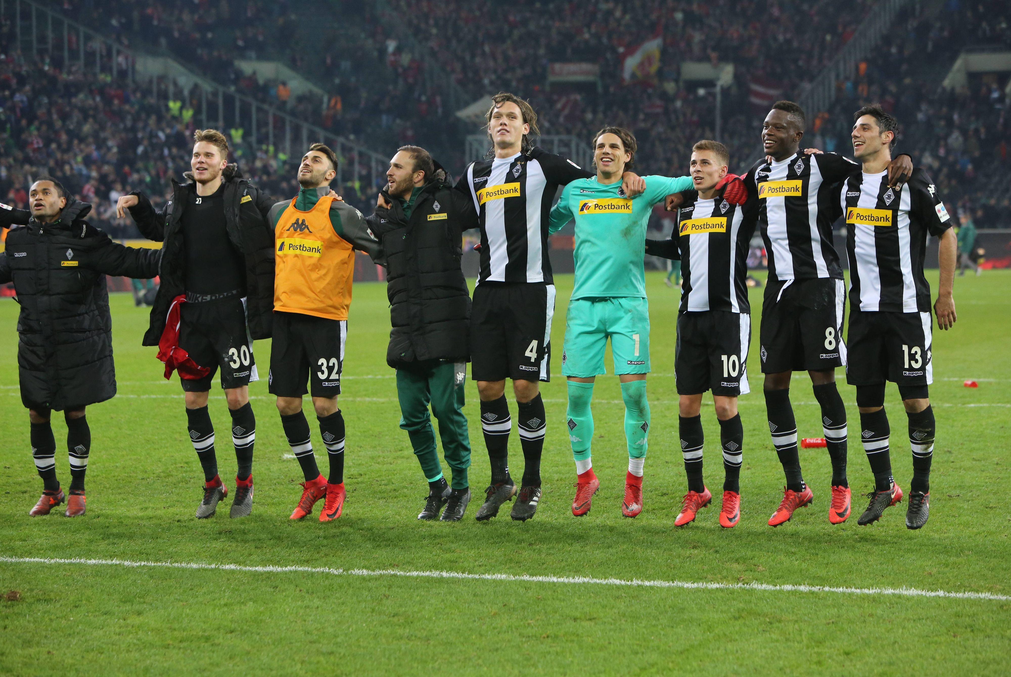 Borussia-Spieler feiern vor der Nordkurve.