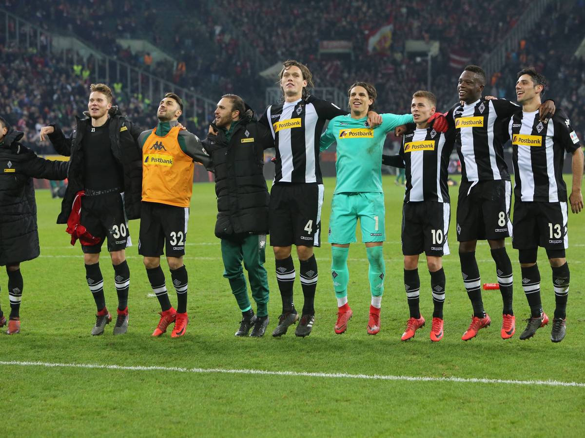 Borussia-Spieler feiern vor der Nordkurve.