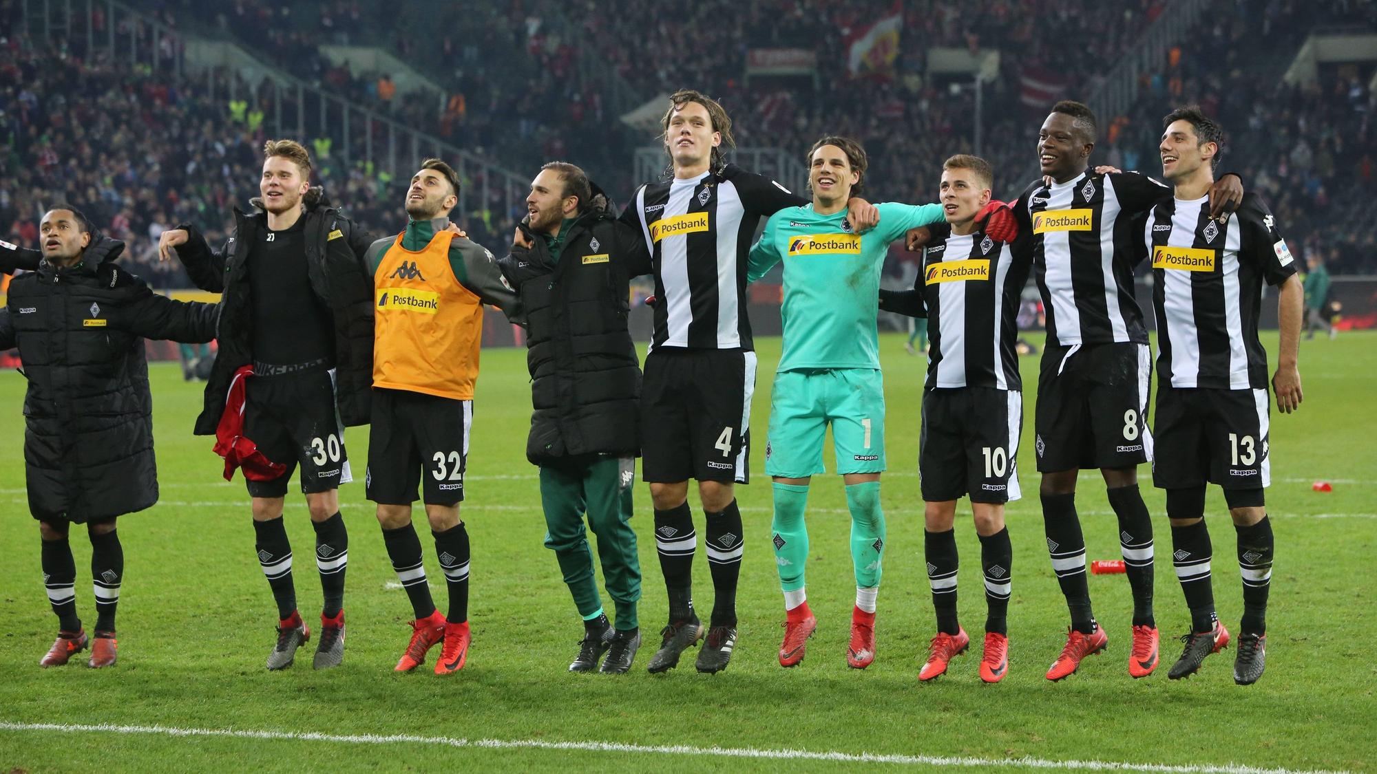 Borussia-Spieler feiern vor der Nordkurve.
