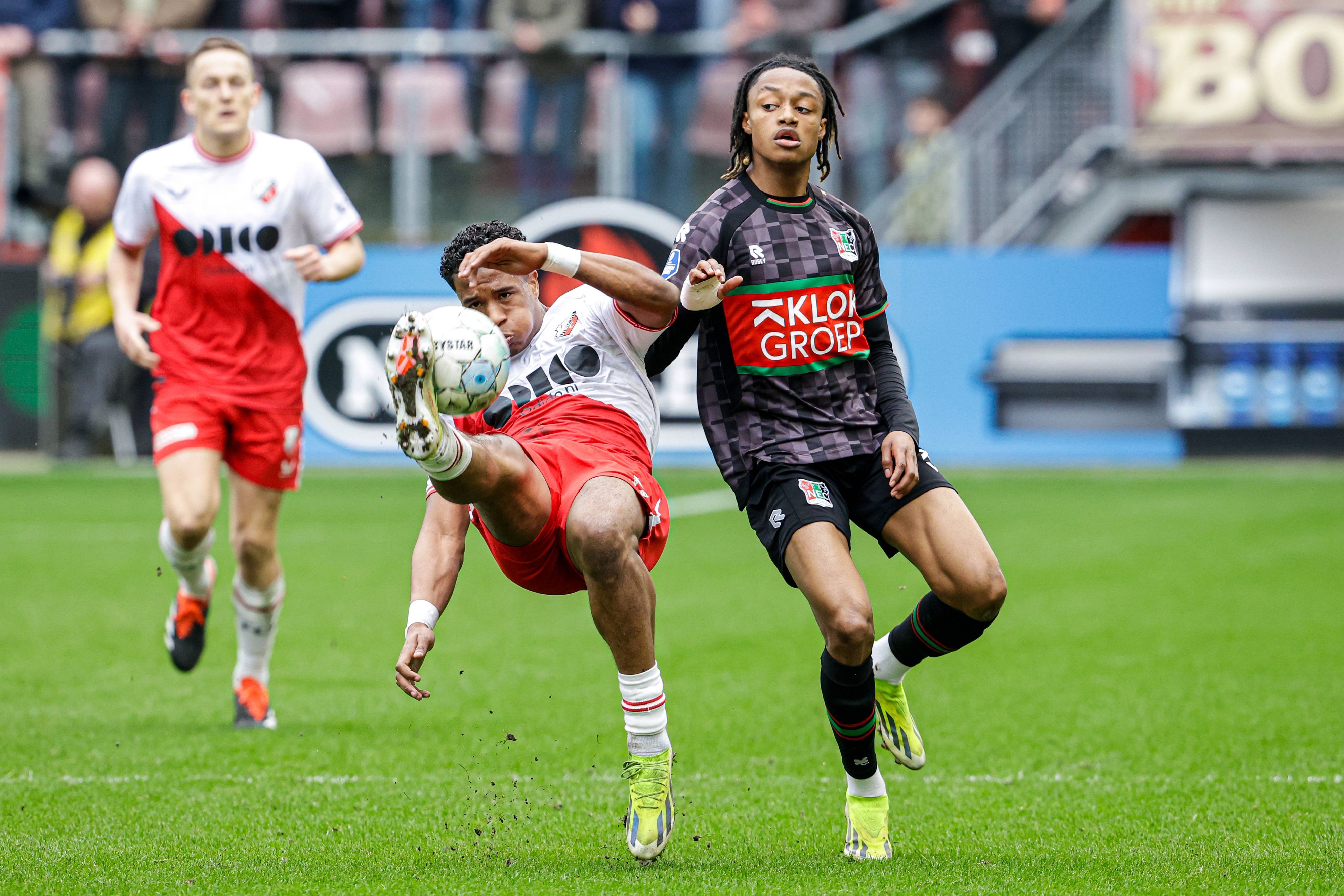 Yvandro Borges Sanches im Kampf um den Ball.
