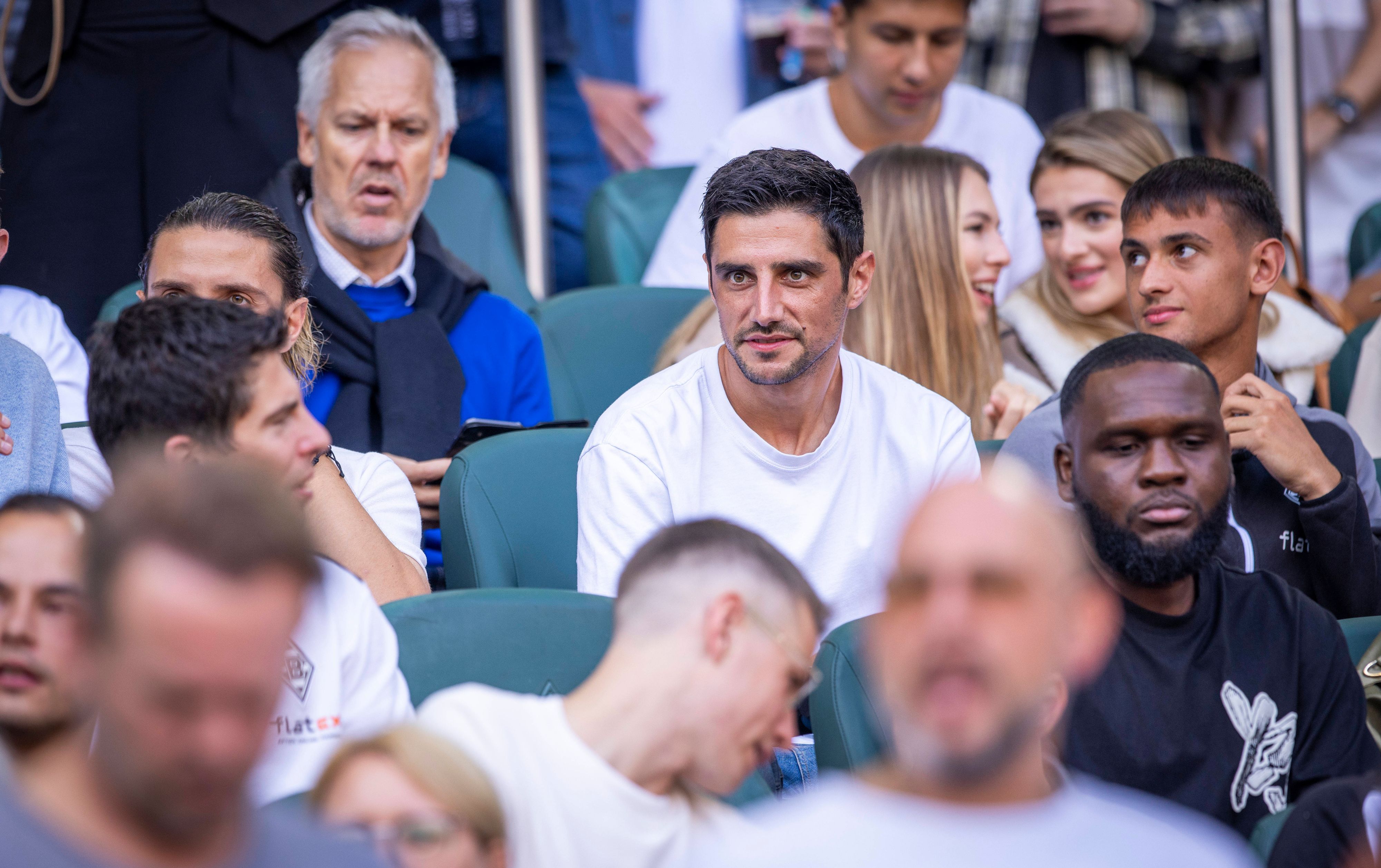 Ein ehemaliger Spieler (Lars Stindl) von Borussia Mönchengladbach auf der Tribüne.