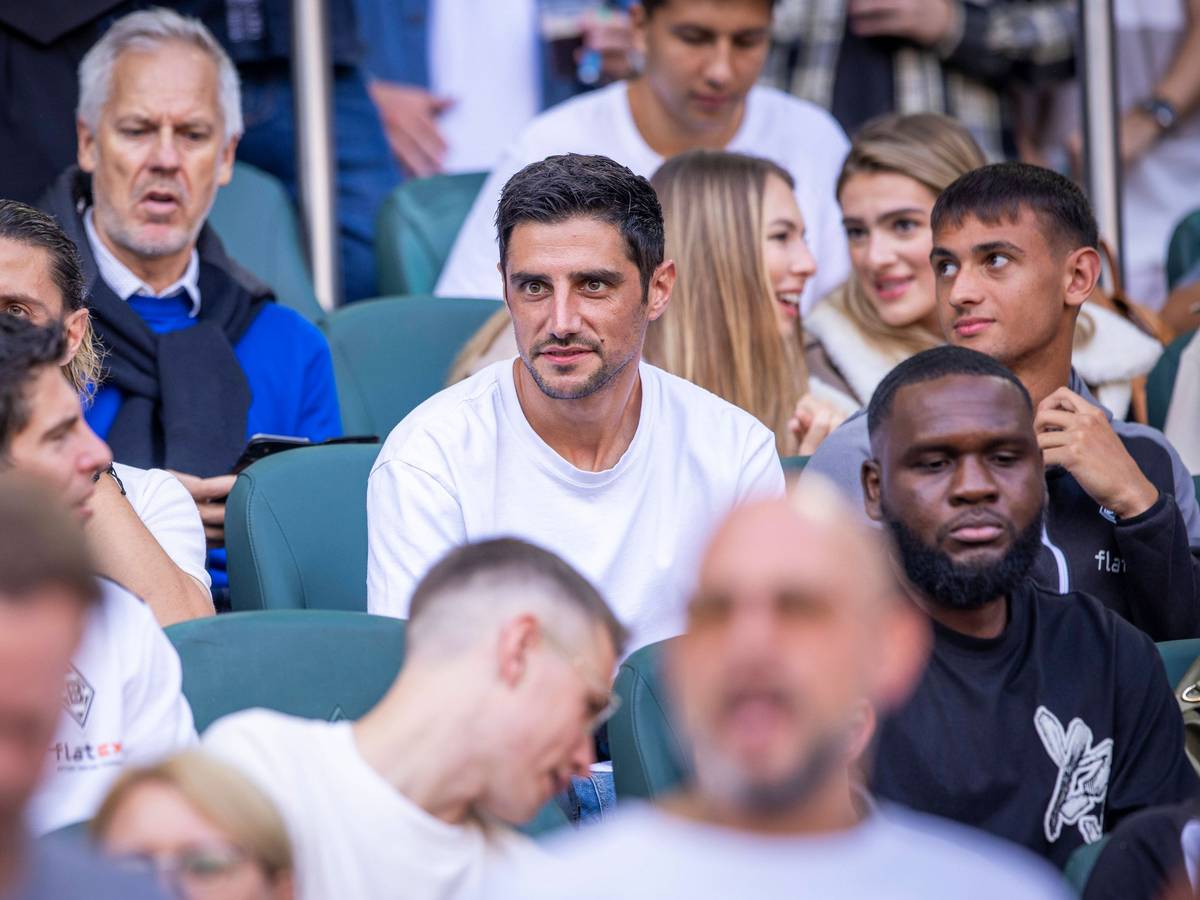 Ein ehemaliger Spieler (Lars Stindl) von Borussia Mönchengladbach auf der Tribüne.